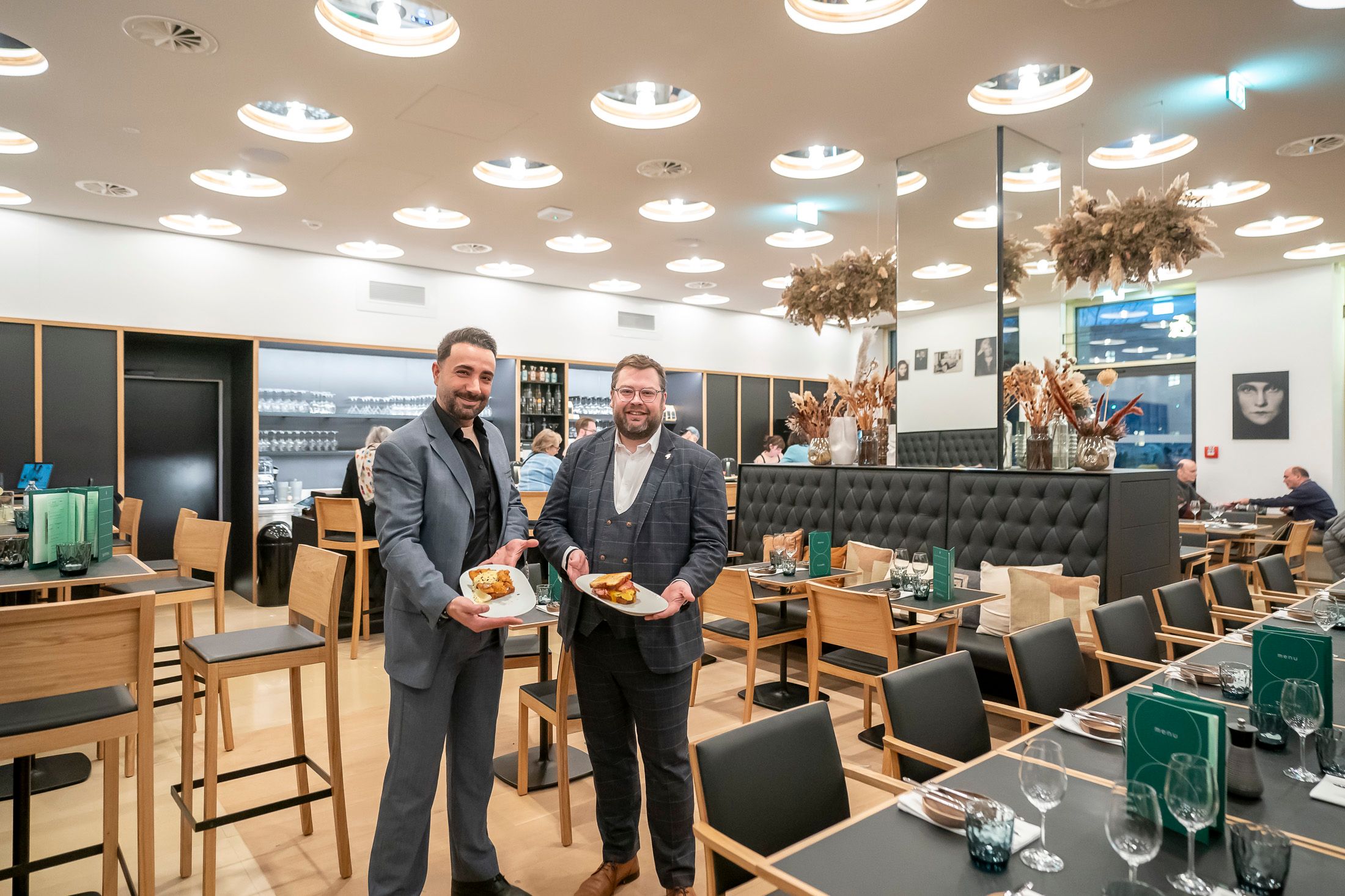 Arif Koc ist Betriebsleiter und Jürgen Dulhofer (re.) verantwortet den Gastronomie- und Eventbereich bei GMS Gourmet, zu der das&nbsp;
