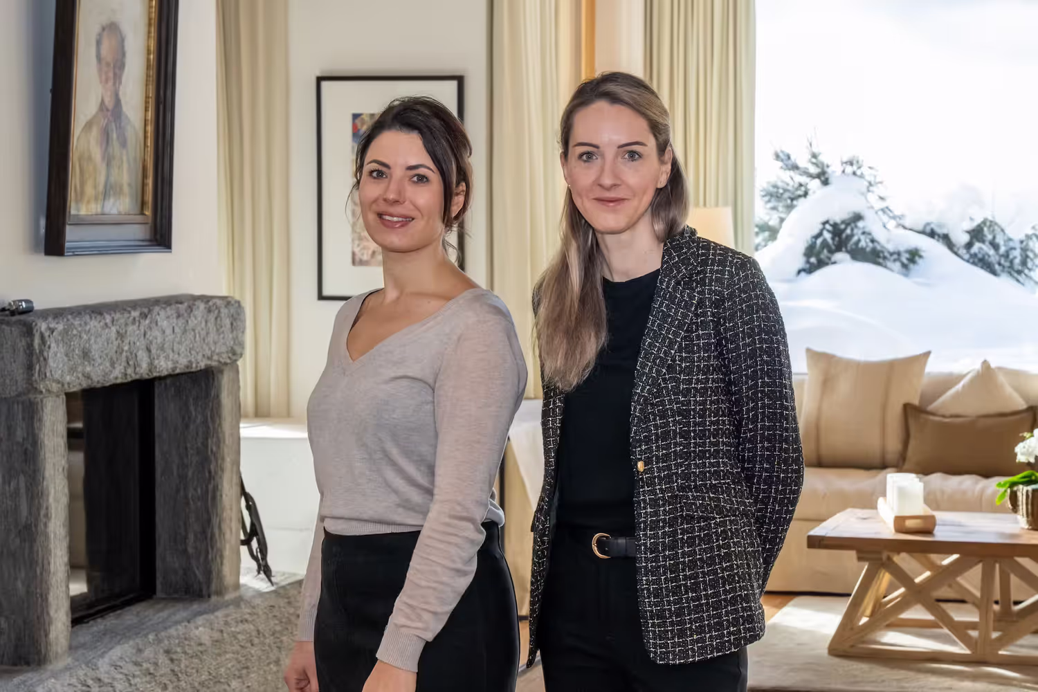 24 Stunden am Tag abrufbar: Julia Wagner (links) und Julia Brinkmann (rechts) verwalten eines der Luxus-Chalet während dem Weltwirtschaftsforum.