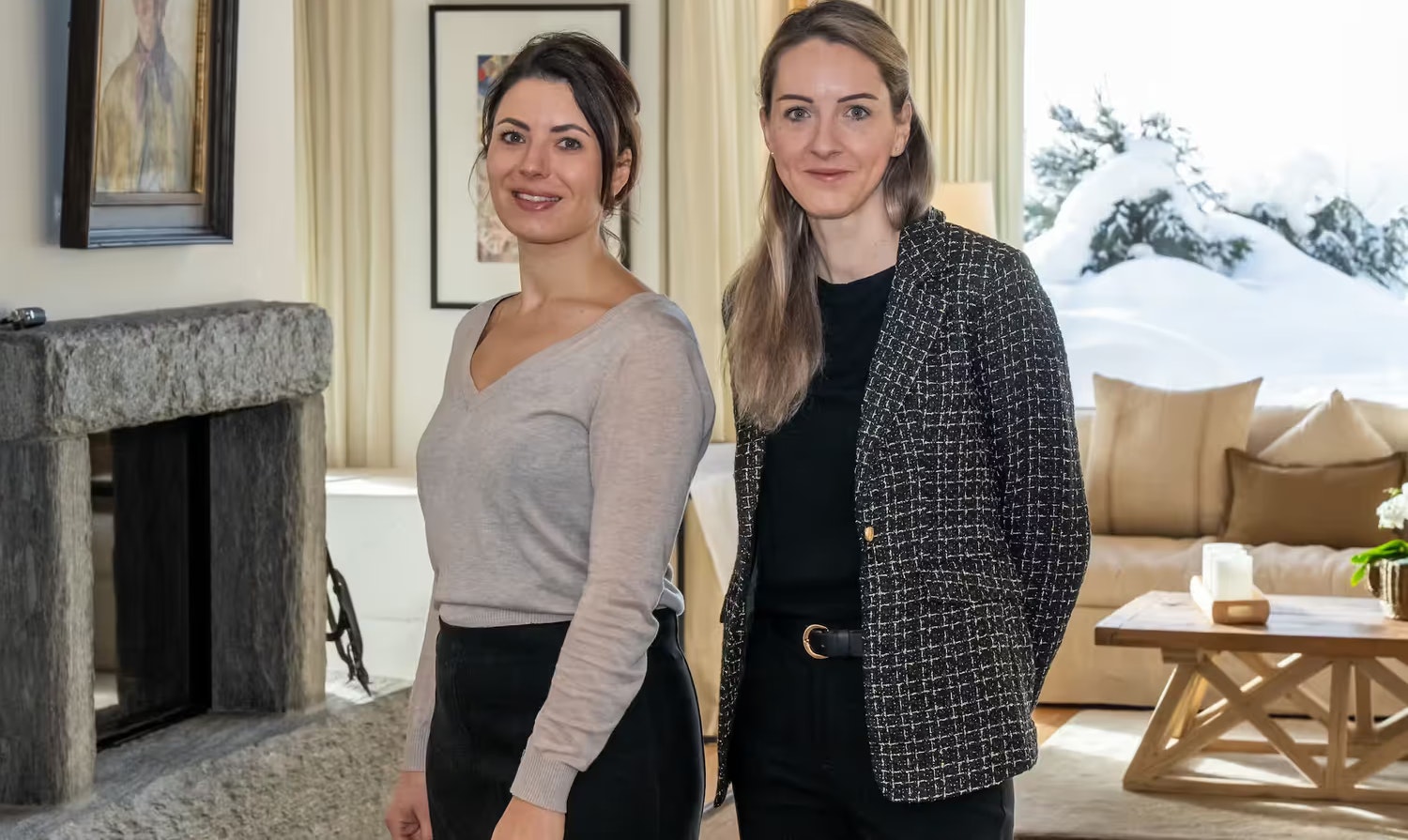 Julia Wagner (links) und Julia Brinkmann (rechts) verwalten das Davoser Luxus-Chalet während des WEF.
