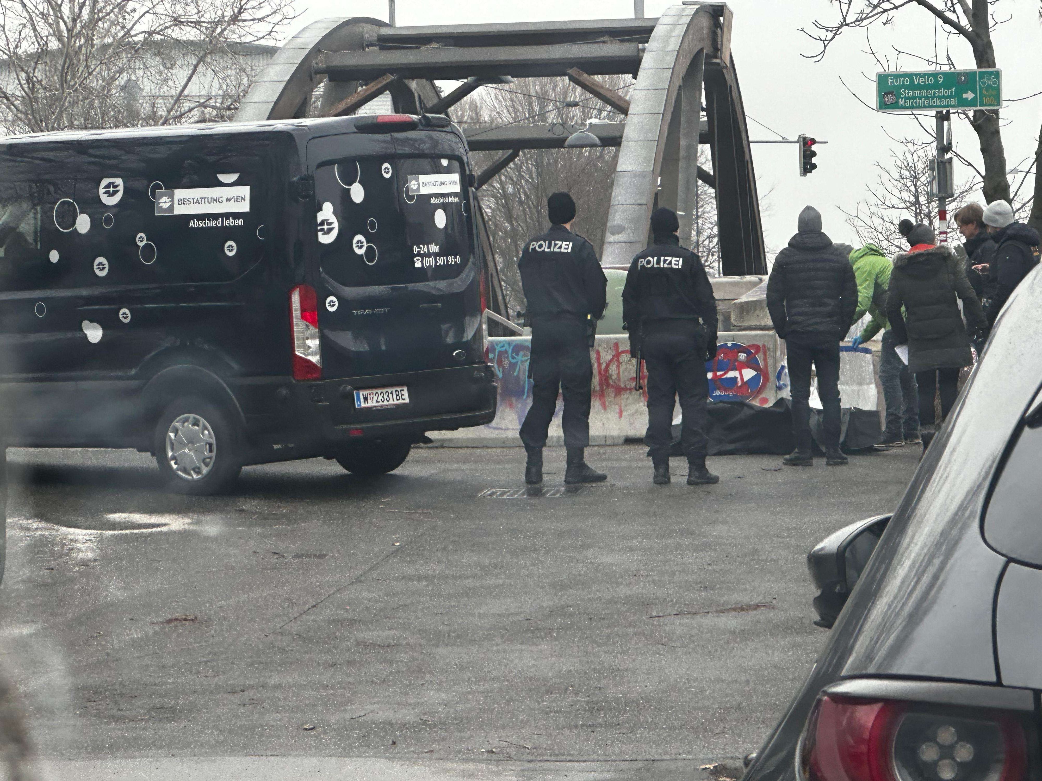 Im Marchfeldkanal gefundene Leichenteile wurden zur Obduktion in die Gerichtsmedizin gebracht.