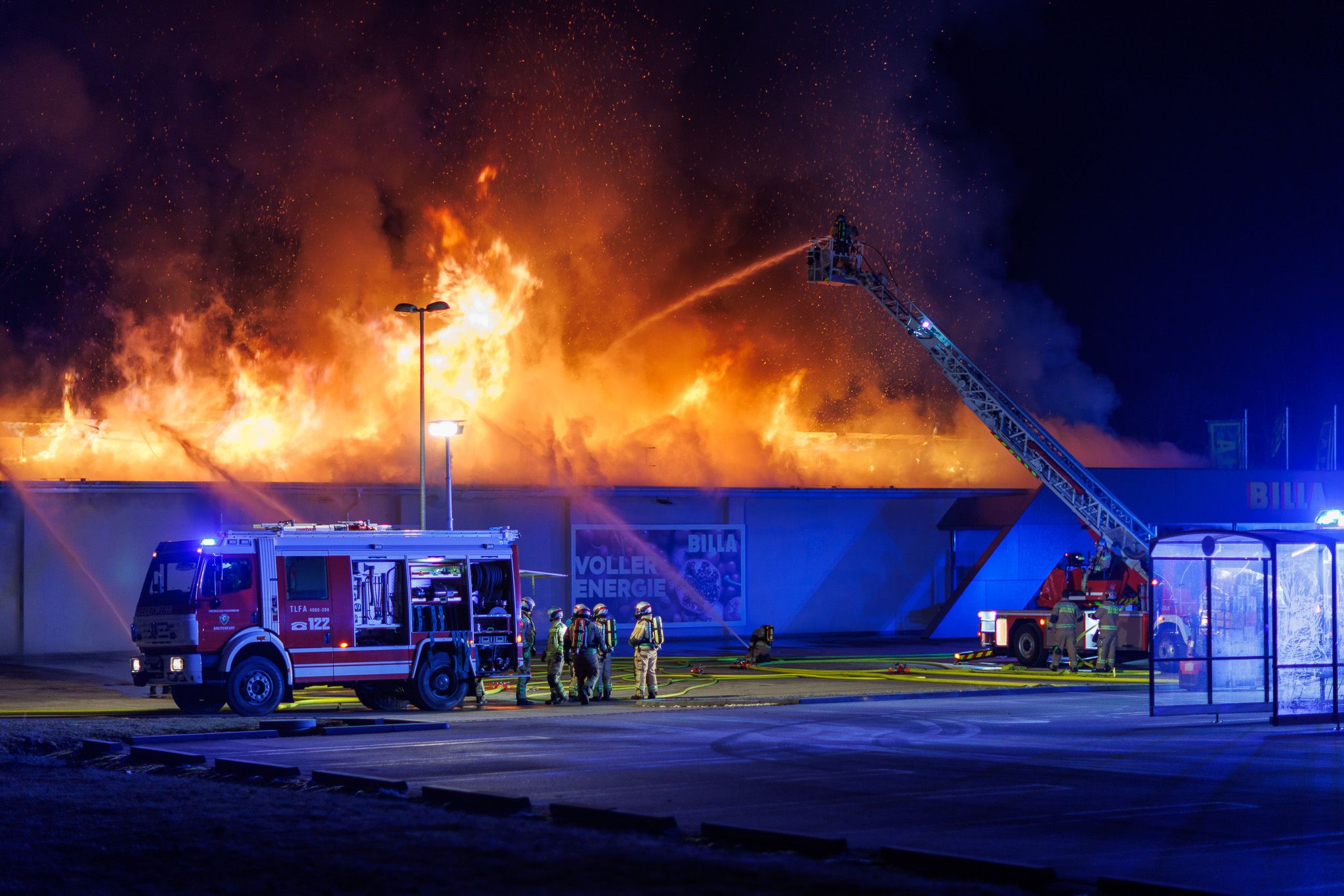 150 Mann im Großeinsatz! Eine Supermarkt-Filiale brannte gegen Mitternacht komplett aus.