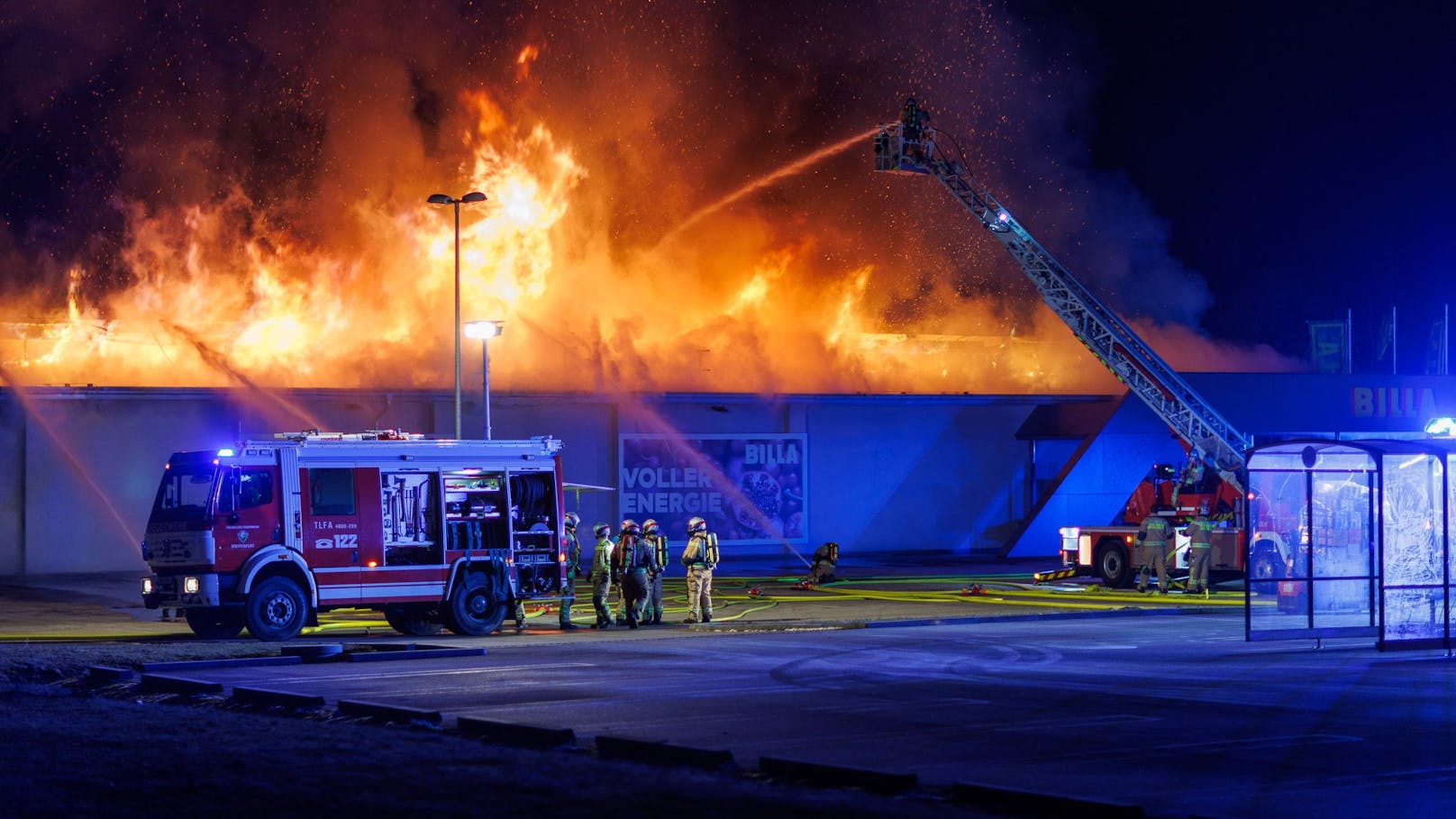 Beim Eintreffen der Einsatzkräfte befand sich der Supermarkt bereits in Vollbrand.