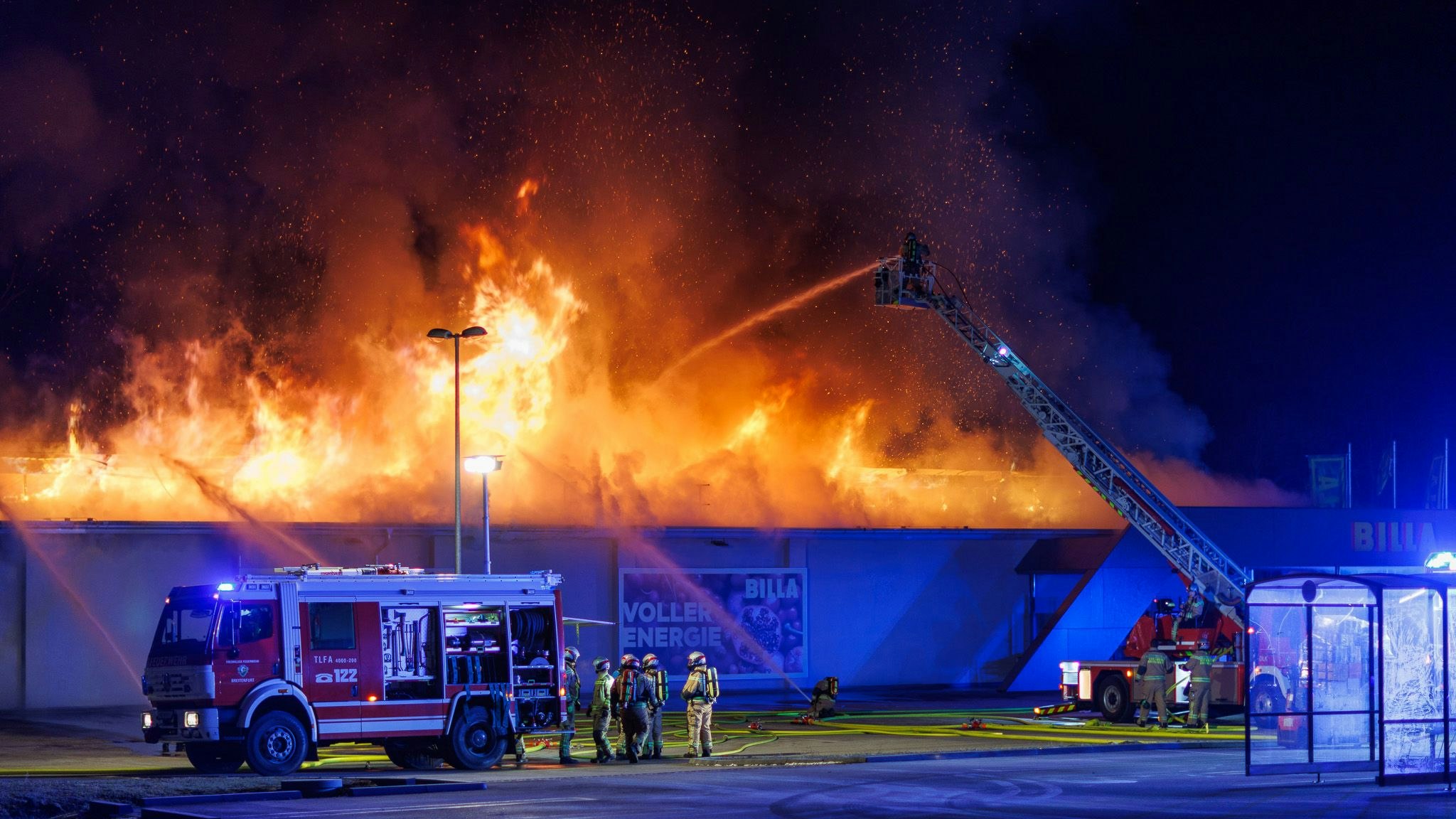 150 Mann im Großeinsatz! Billa-Vollbrand in NÖ