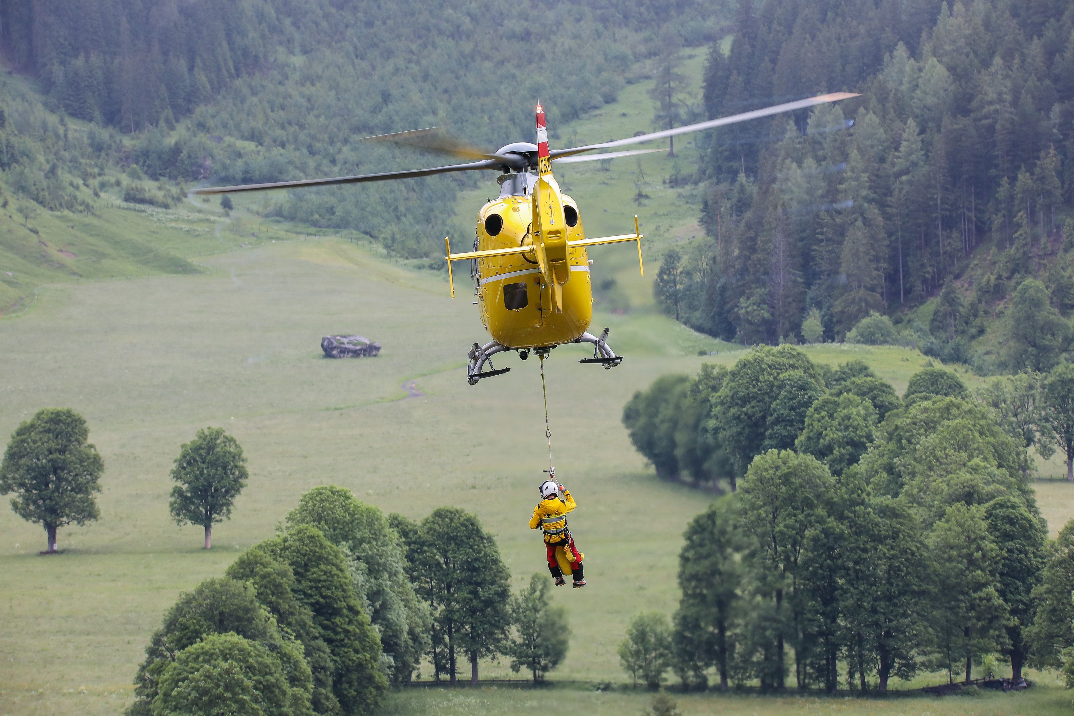 Der Verletzte wurde mittels Tau geborgen und mit Verletzungen unbestimmten Grades in das Bezirkskrankenhaus Lienz geflogen (Symbolfoto)