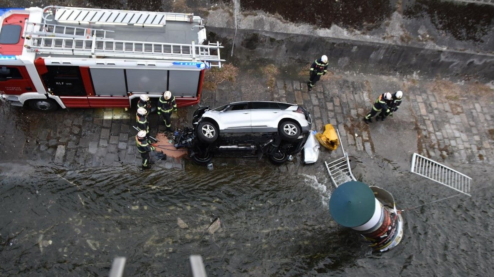Die Wiener Berufsfeuerwehr übergaben den Lenker an die Rettung und barg das Auto.