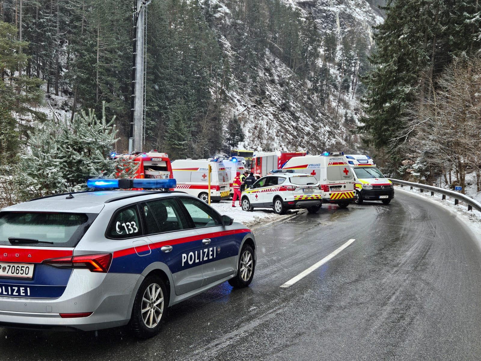 Ein Verkehrsunfall in Pians hatte einen Großeinsatz der Blaulichtorganisationen zur Folge. 