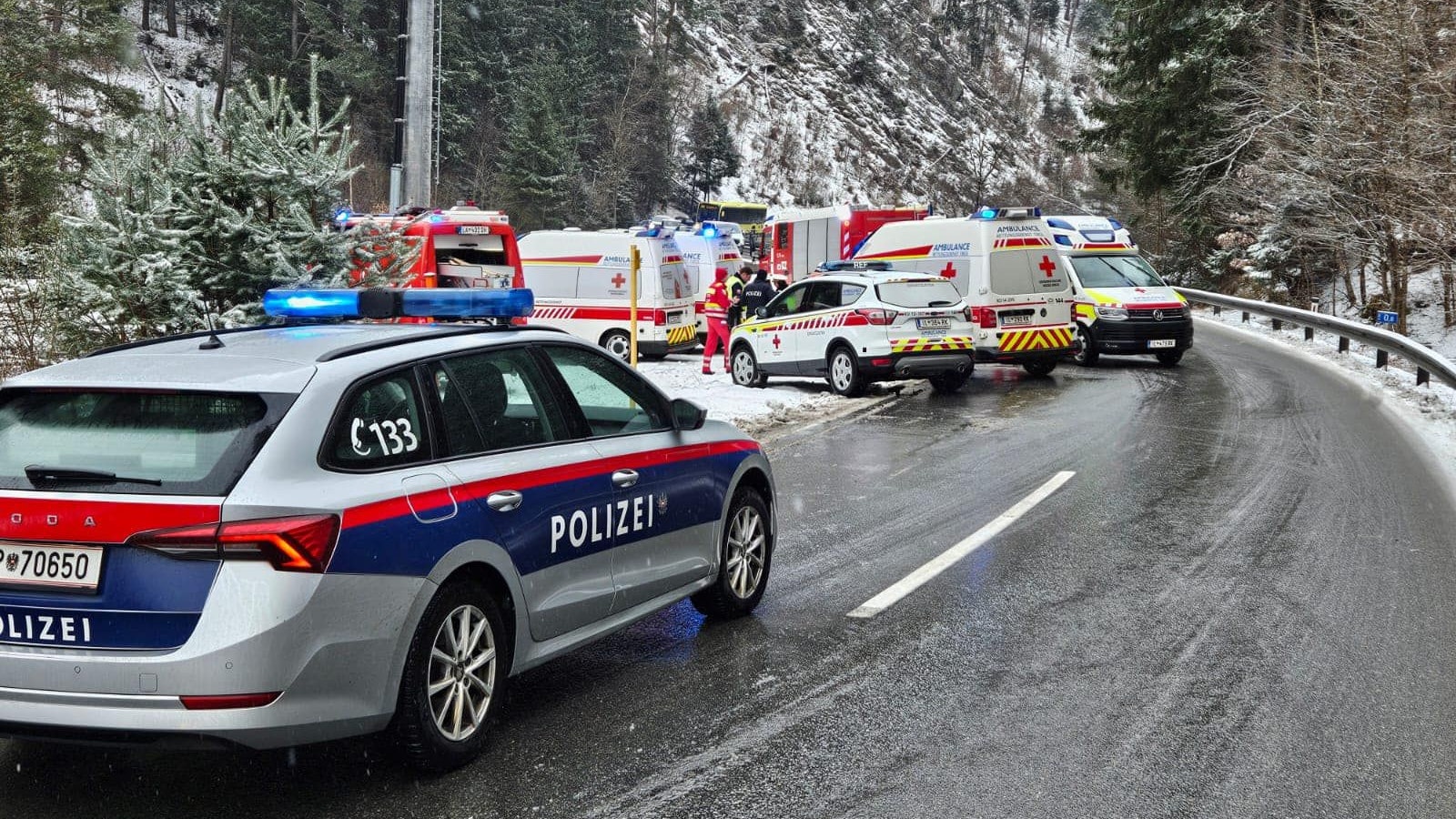 Ein Verkehrsunfall in Pians hatte einen Großeinsatz der Blaulichtorganisationen zur Folge. 
