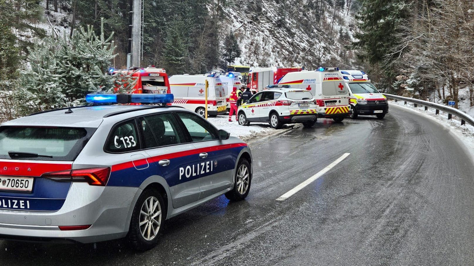 Lenkerin (33) verunfallt auf Schneematsch – 5 Verletzte