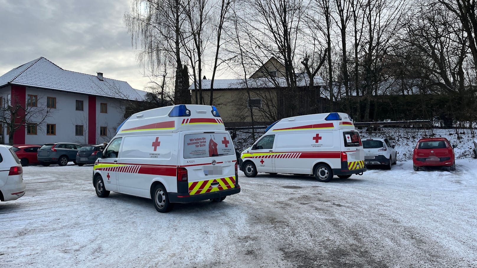 Laut Rotes Kreuz waren fünf Rettungswagen, ein Notarzt-Auto und ein Hubschrauber im Einsatz.