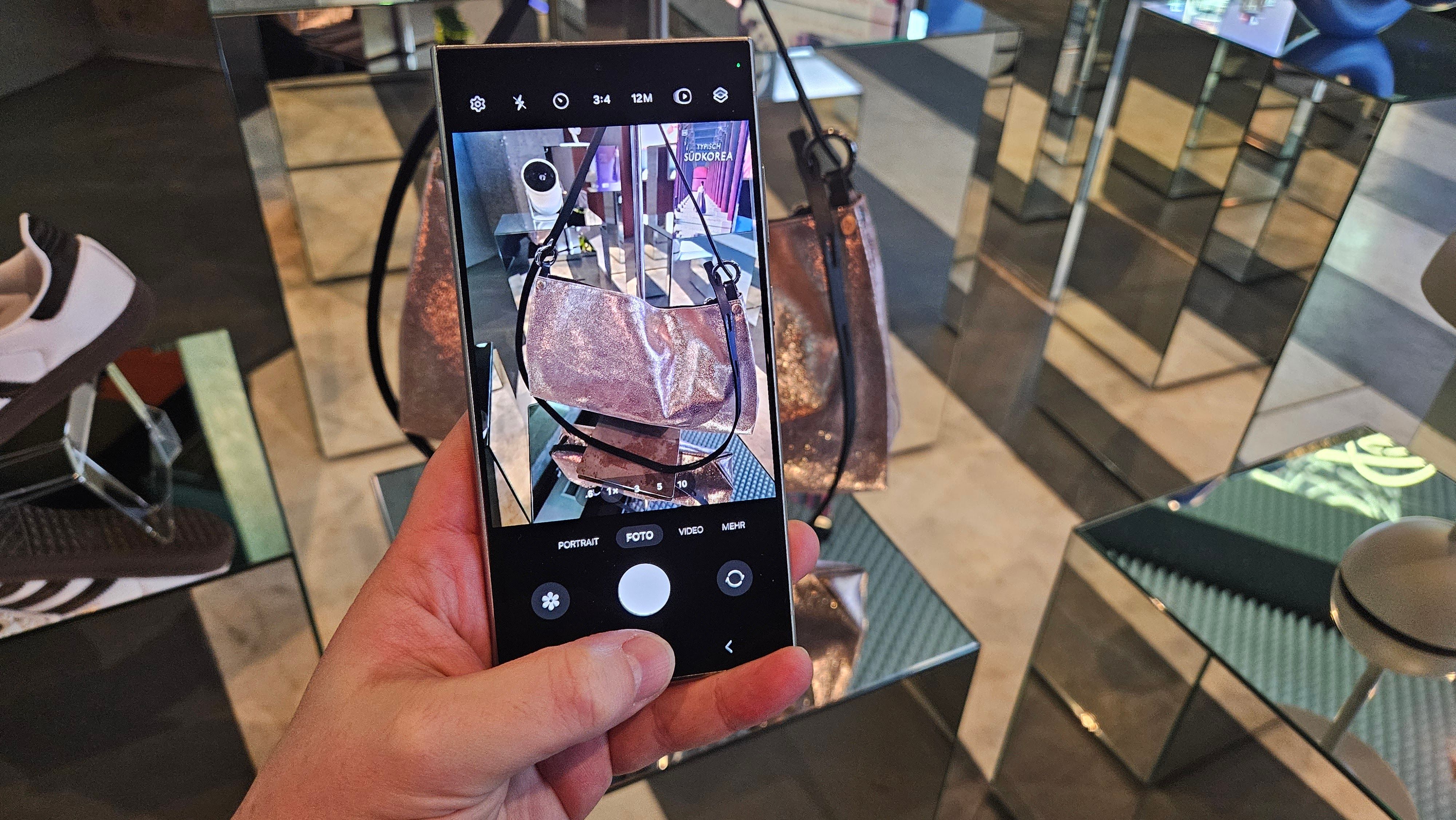 KI auf dem Samsung Galaxy S24 Ultra im Einsatz: Motiv in die Kamera halten, Home-Taste drücken, schon gibt es eine Analyse des Objekts.