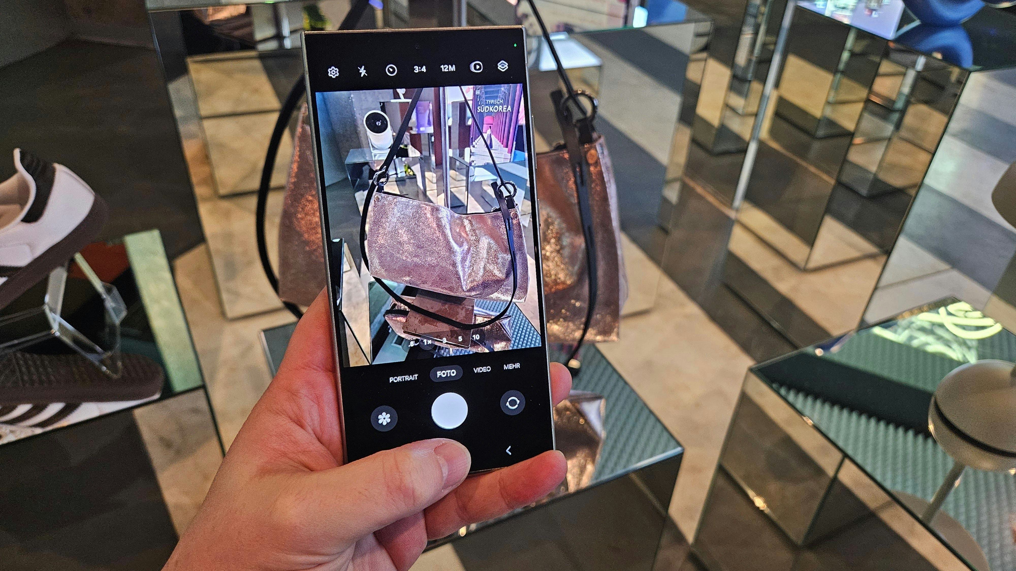 AI auf dem Samsung Galaxy S24 Ultra im Einsatz: Motiv in die Kamera halten, Home-Taste drücken, schon gibt es eine Analyse des Objekts.