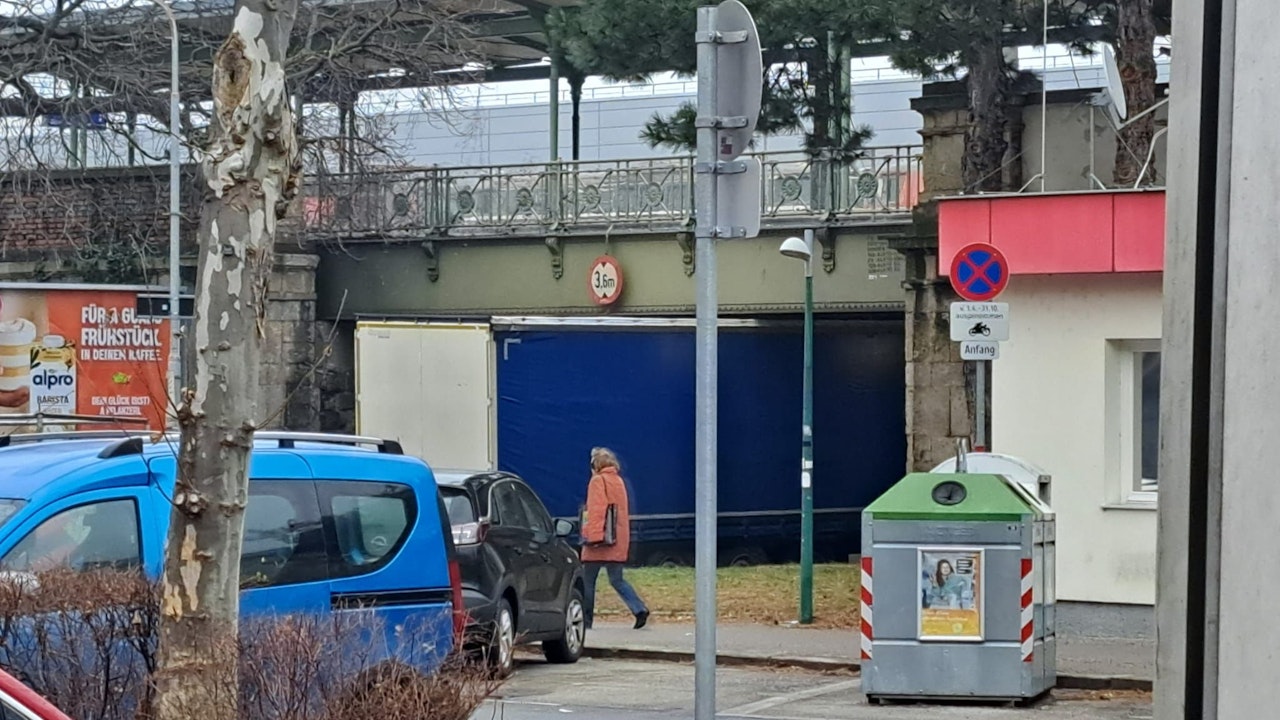 Heute.at - ÖBB-Chaos nach Crash: Lkw steckte unter Brücke fest