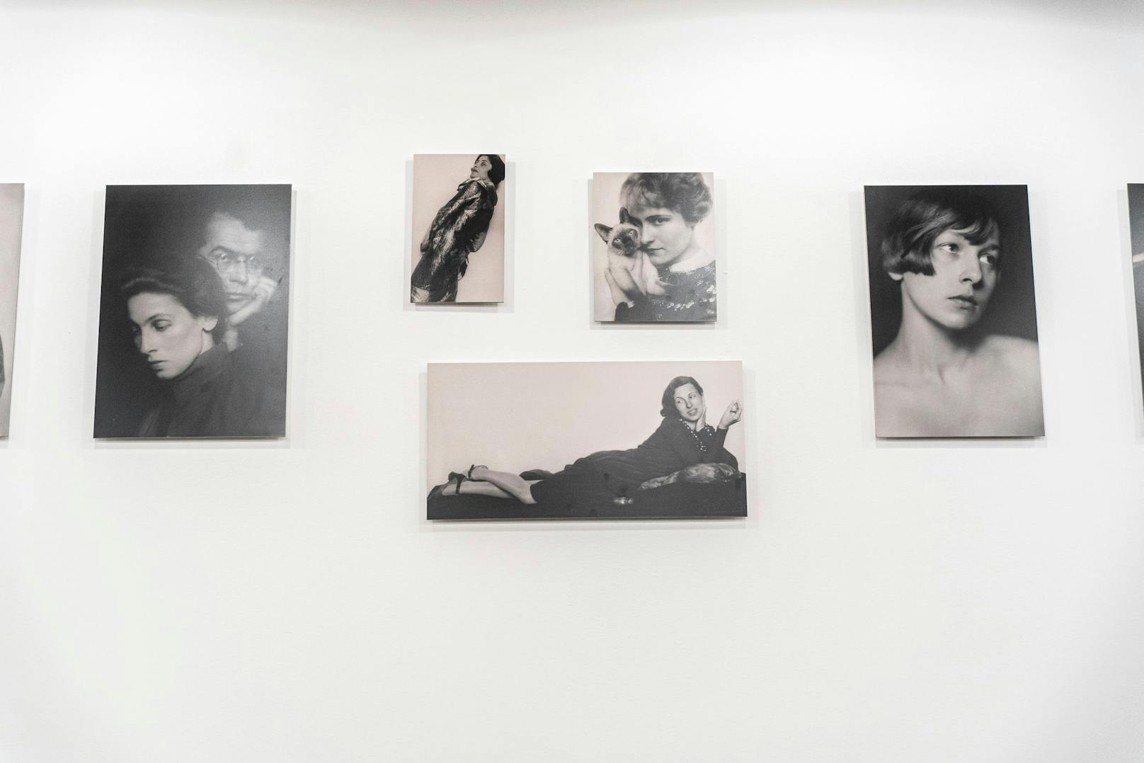 Fotografien der namensgebenden Fotografin Trude Fleischmann sind im Lokal ausgestellt