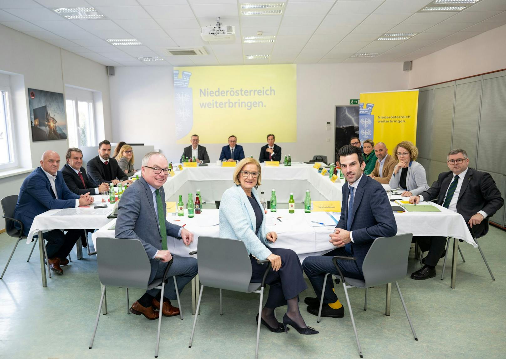 Johanna Mikl-Leitner (VP) mit Udo Landbauer (FP, vorne re.) und Stephan Pernkopf (VP, vorne li.)