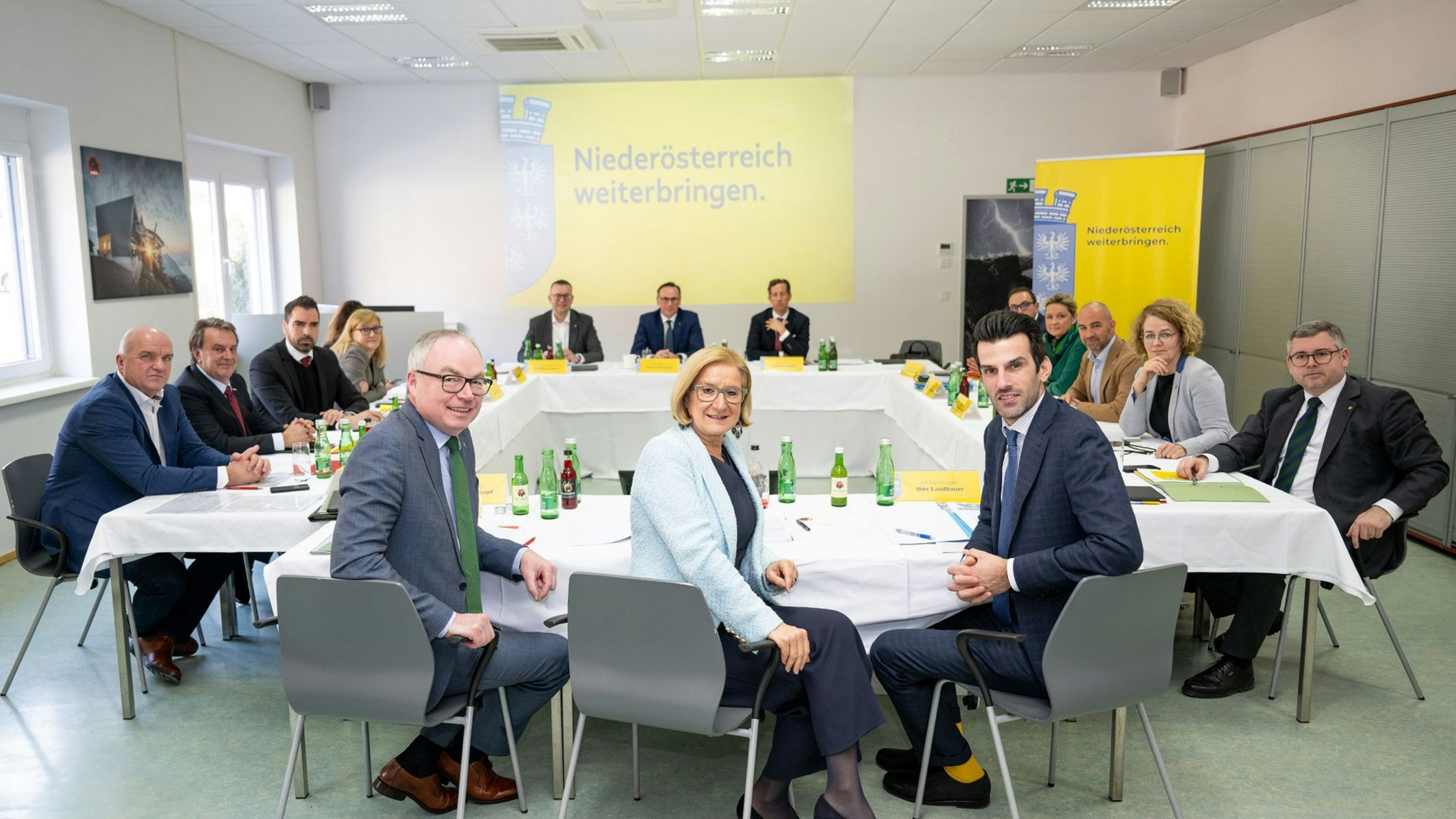 Johanna Mikl-Leitner (VP) mit Udo Landbauer (FP, vorne re.) und Stephan Pernkopf (VP, vorne li.)