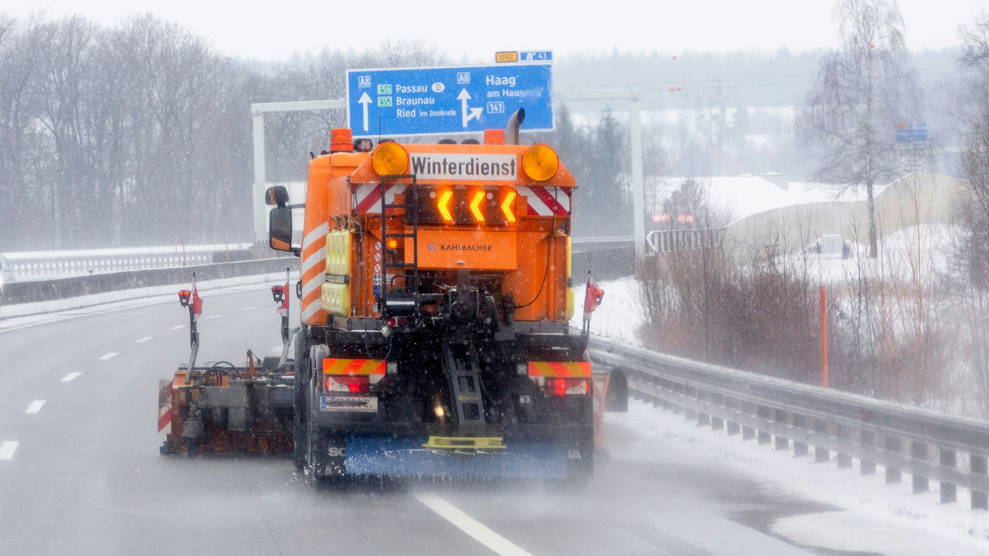 Auf Österreichs Straßen herrscht Glatteisgefahr.