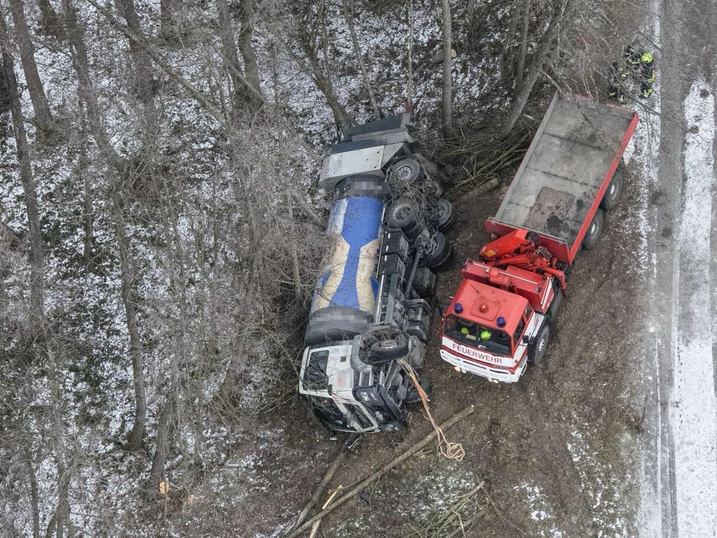 Der abgestürzte Müllwagen: Ein Mann starb, der Lenker (35) überlebte.