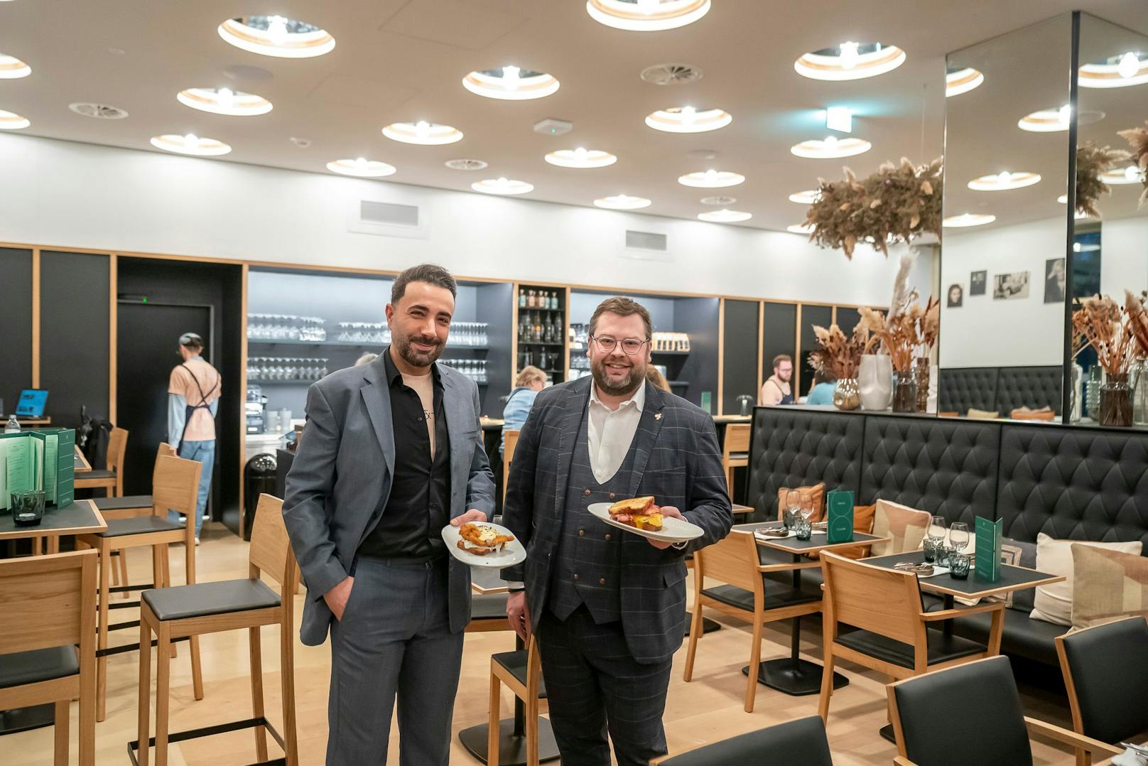 Arif Koc ist Betriebsleiter und Jürgen Dulhofer ist Geschäftsführer des neuen Cafés "Trude und Töchter" im Wien Museum