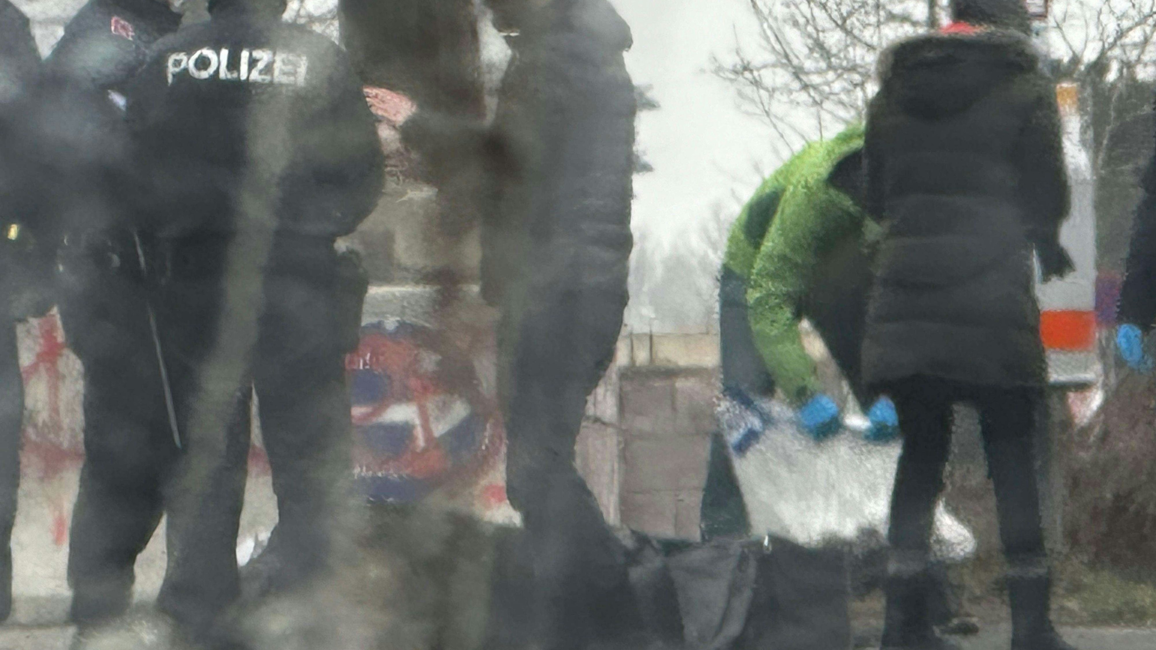 Am Samstag fischte ein Angler einen menschlichen Unterschenkel aus den Fluten am Angel-Platz "Unter den Rohren". Die Polizei geht von einem Gewaltverbrechen aus und hat die Ermittlungen aufgenommen. 