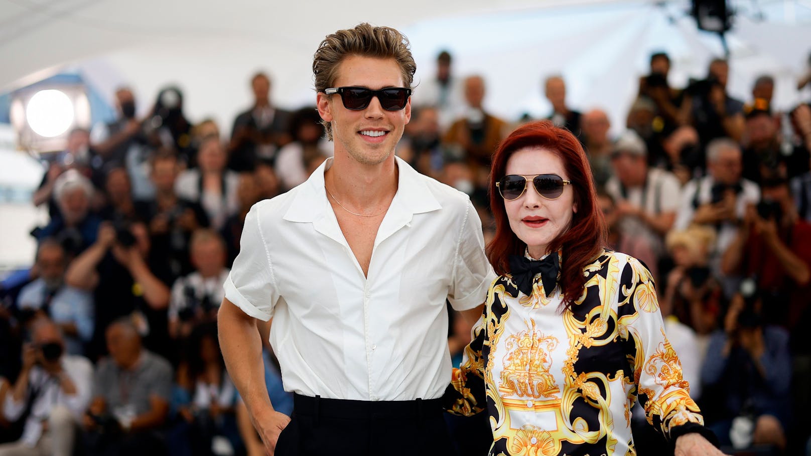 Priscilla Presley und Schauspieler Austin Butler 2022 in Cannes, im Zuge des Filmes "Elvis" über den verstorbenen Sänger.
