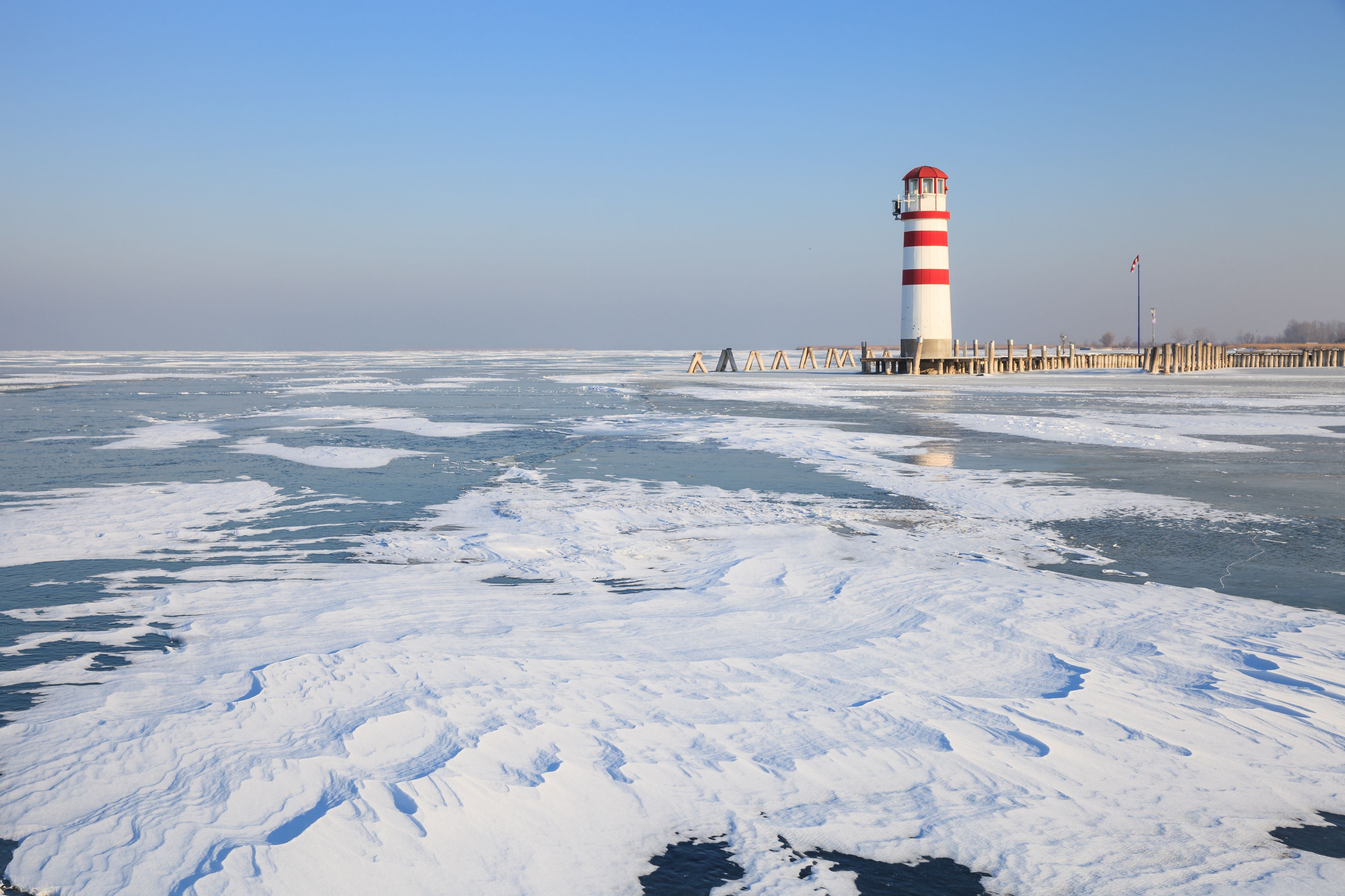 Der (zugefrorene) Neusiedler See im Burgenland.