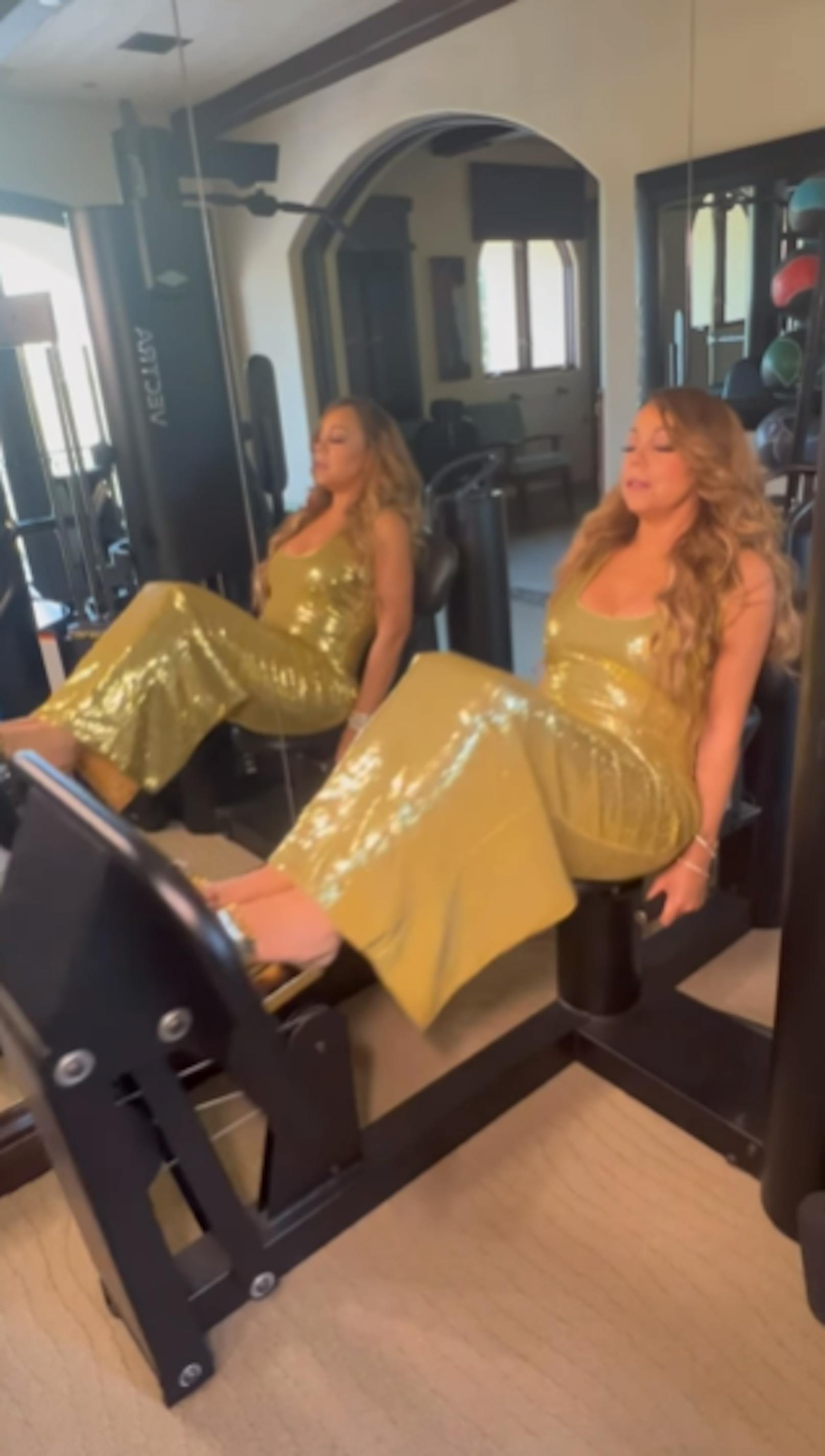 Diva bleibt Diva! Mariah Carey zeigt sich im Abendkleid samt High Heels beim Training.