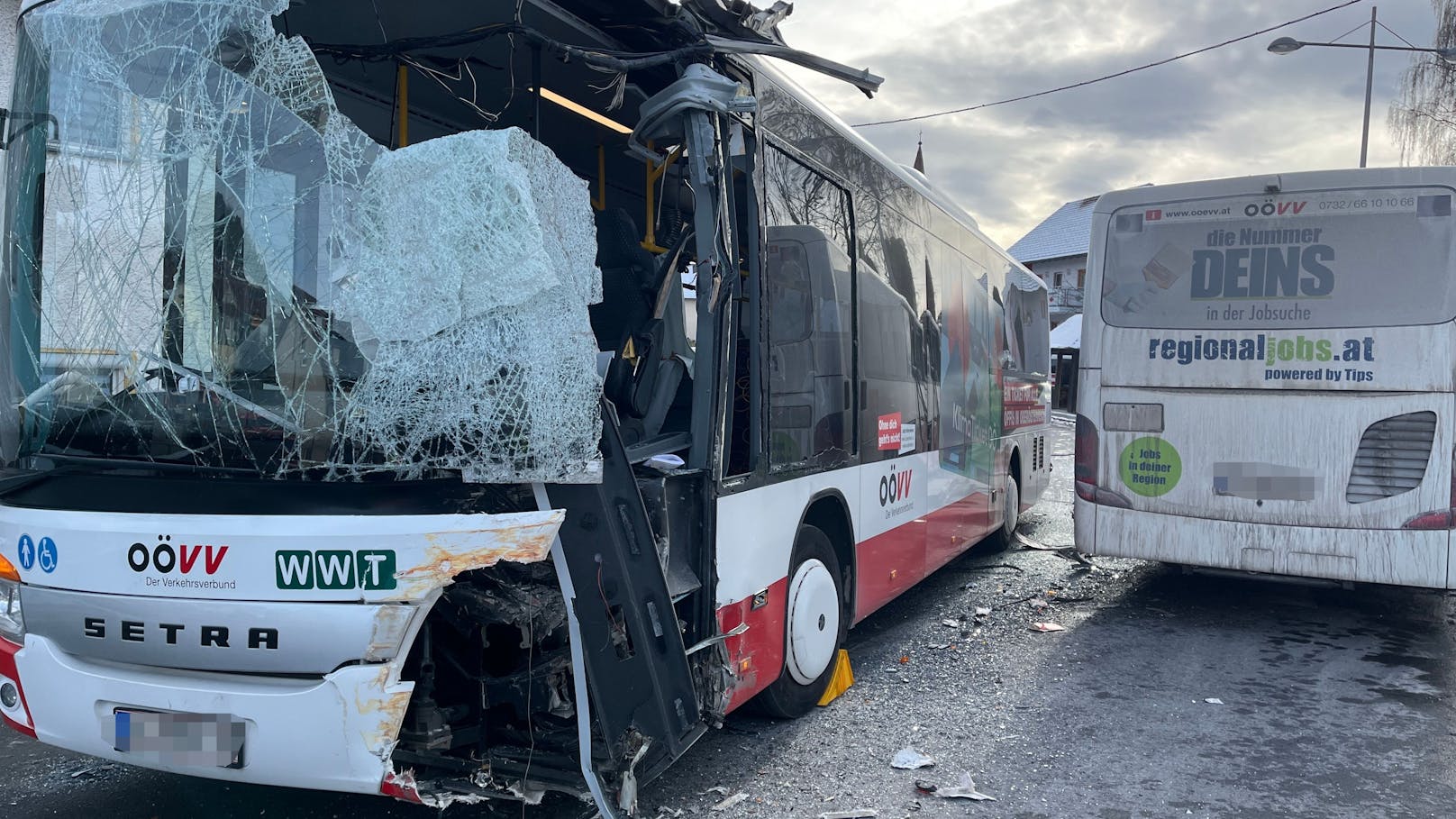 Viele verletzte Fahrgäste bei Crash von Linienbussen