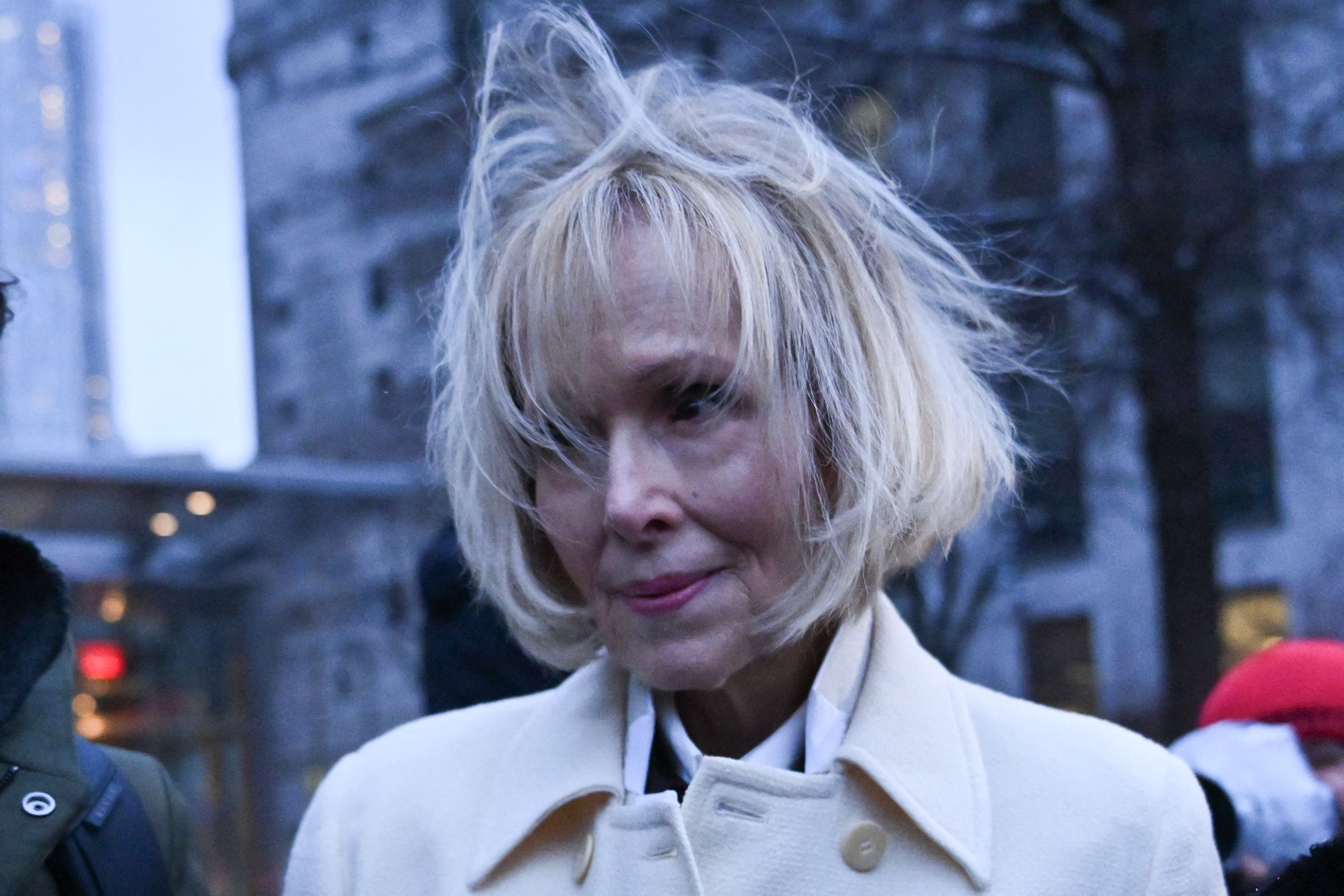 Die mittlerweile 80-Jährige Kolumnistin E. Jean Carroll fordert 10 Millionen Dollar Schadenersatz - wegen Missbrauch und Verleumdung.