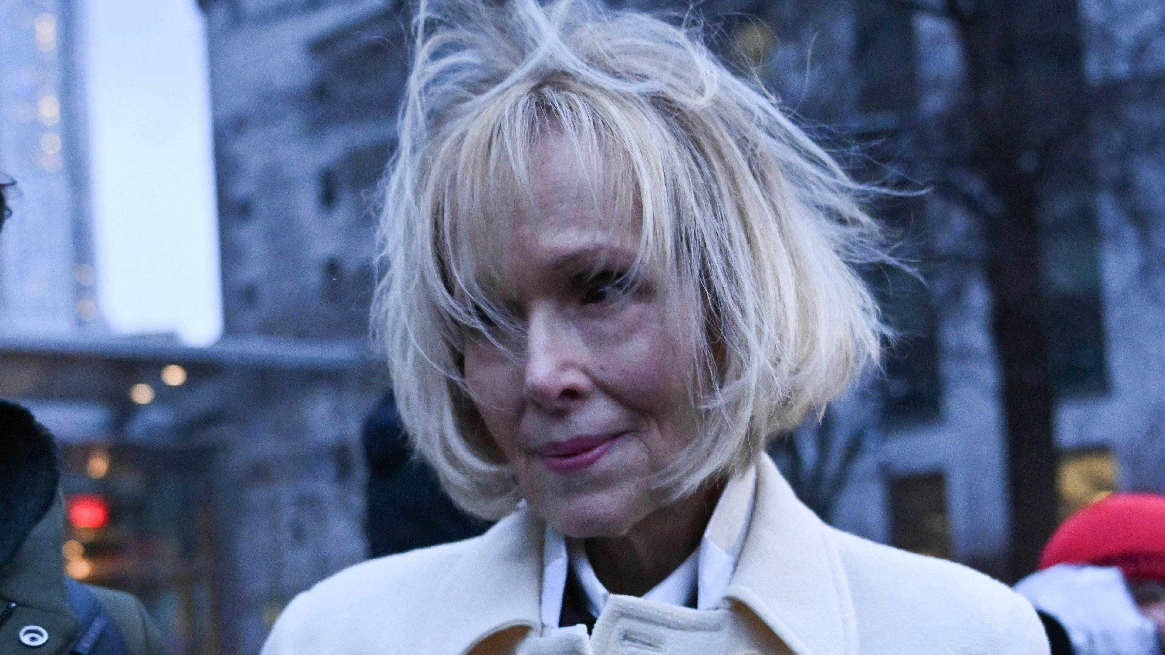 Die mittlerweile 80-Jährige Kolumnistin E. Jean Carroll fordert 10 Millionen Dollar Schadenersatz - wegen Missbrauch und Verleumdung.