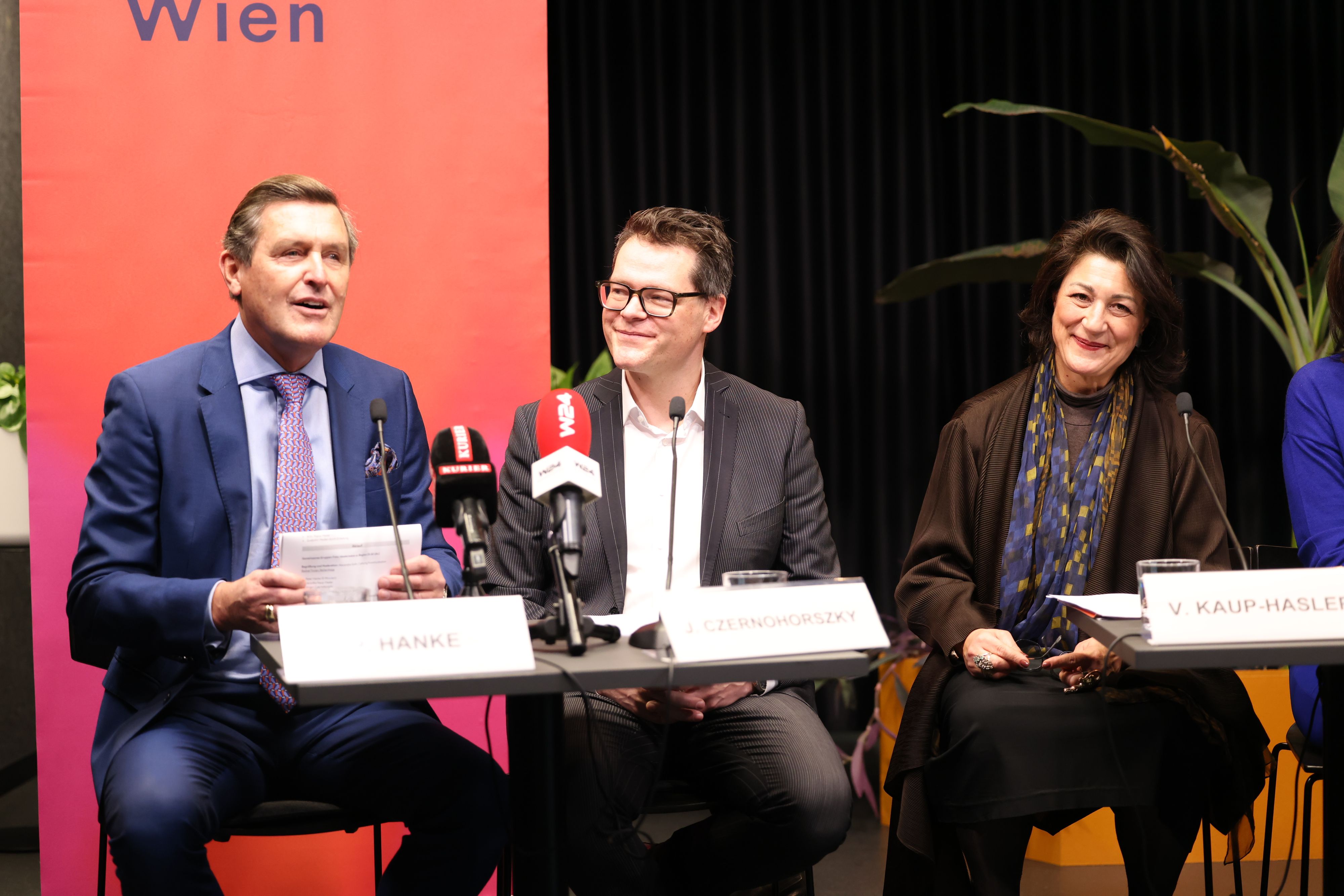 Peter Hanke (Stadtrat für Wirtschaft und Finanzen), Jürgen Czernohorszky (Stadtrat für Klima und Umwelt) und Veronica Kaup-Hasler (Stadträtin für Kultur und Wissenschaft) bei der Präsentation des Programms der 