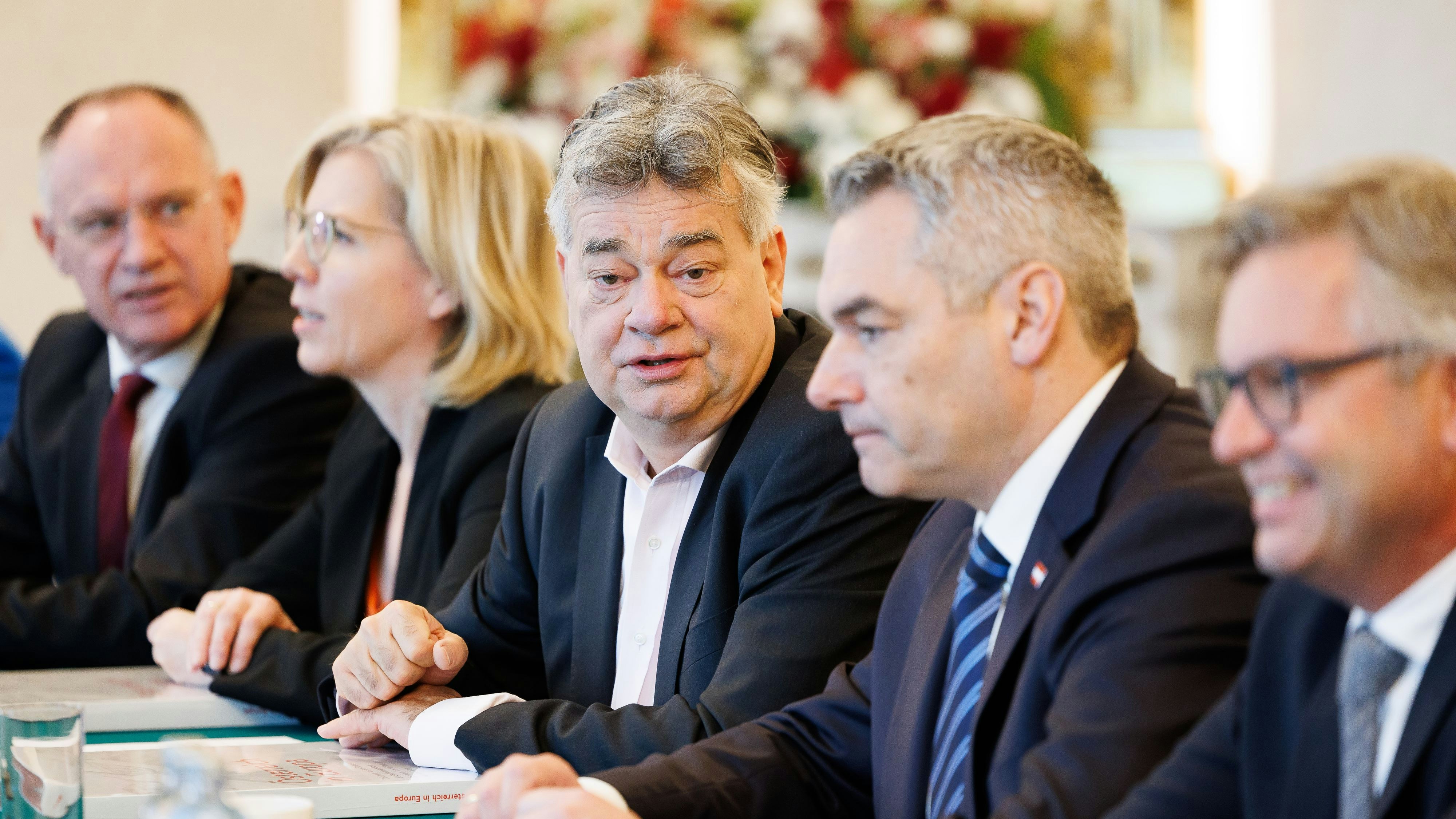 Download von www.picturedesk.com am 17.01.2024 (08:08).  ABD0045_20231026 - ÖSTERREICH-WEIT - ÖSTERREICH-WEIT: (v.l.n.r.) Innenminister Gerhard Karner (ÖVP), Klimaministerin Leonore Gewessler (Grüne), Vizekanzler Werner Kogler (Grüne), Bundeskanzler Karl Nehammer (ÖVP) und Finanzminister Magnus Brunner (ÖVP) am Donnerstag, 26. Oktober 2023, im Rahmen einer Sondersitzung des Ministerrats anl. des Nationalfeiertags im Bundeskanzleramt in Wien. - FOTO: APA/FLORIAN WIESER - 20231026_PD1772 - Rechteinfo: Rights Managed (RM)