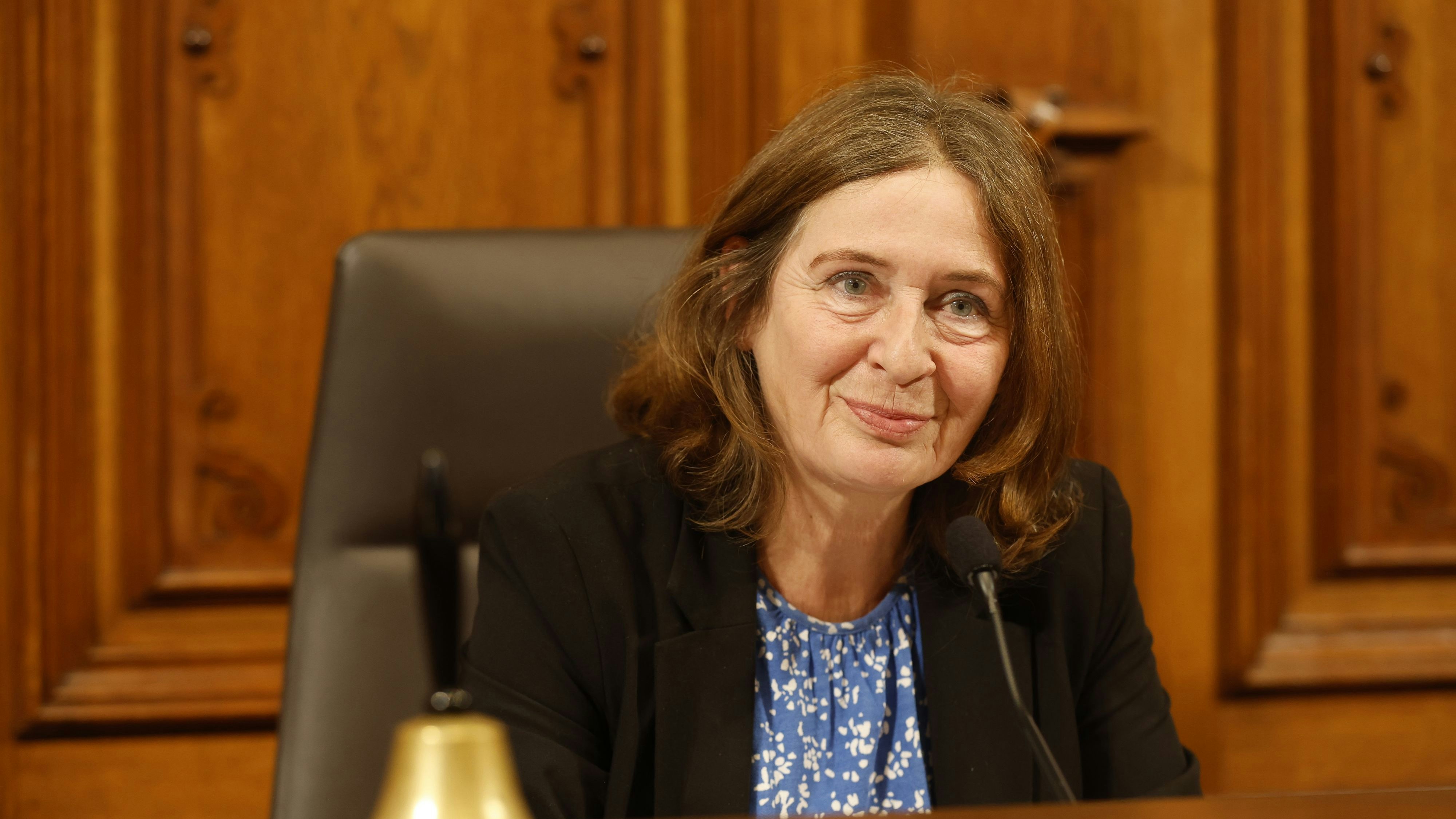 Download von www.picturedesk.com am 17.01.2024 (18:24).  ABD0278_20221128 - GRAZ - ÖSTERREICH: Bürgermeisterin Elke Kahr (KPÖ) anl. einer Sondergemeinderatssitzung wegen der Grazer Stadtfinanzen am Montag, 28. November 2022, in Graz. - FOTO: APA/ERWIN SCHERIAU - 20221128_PD9589 - Rechteinfo: Rights Managed (RM)