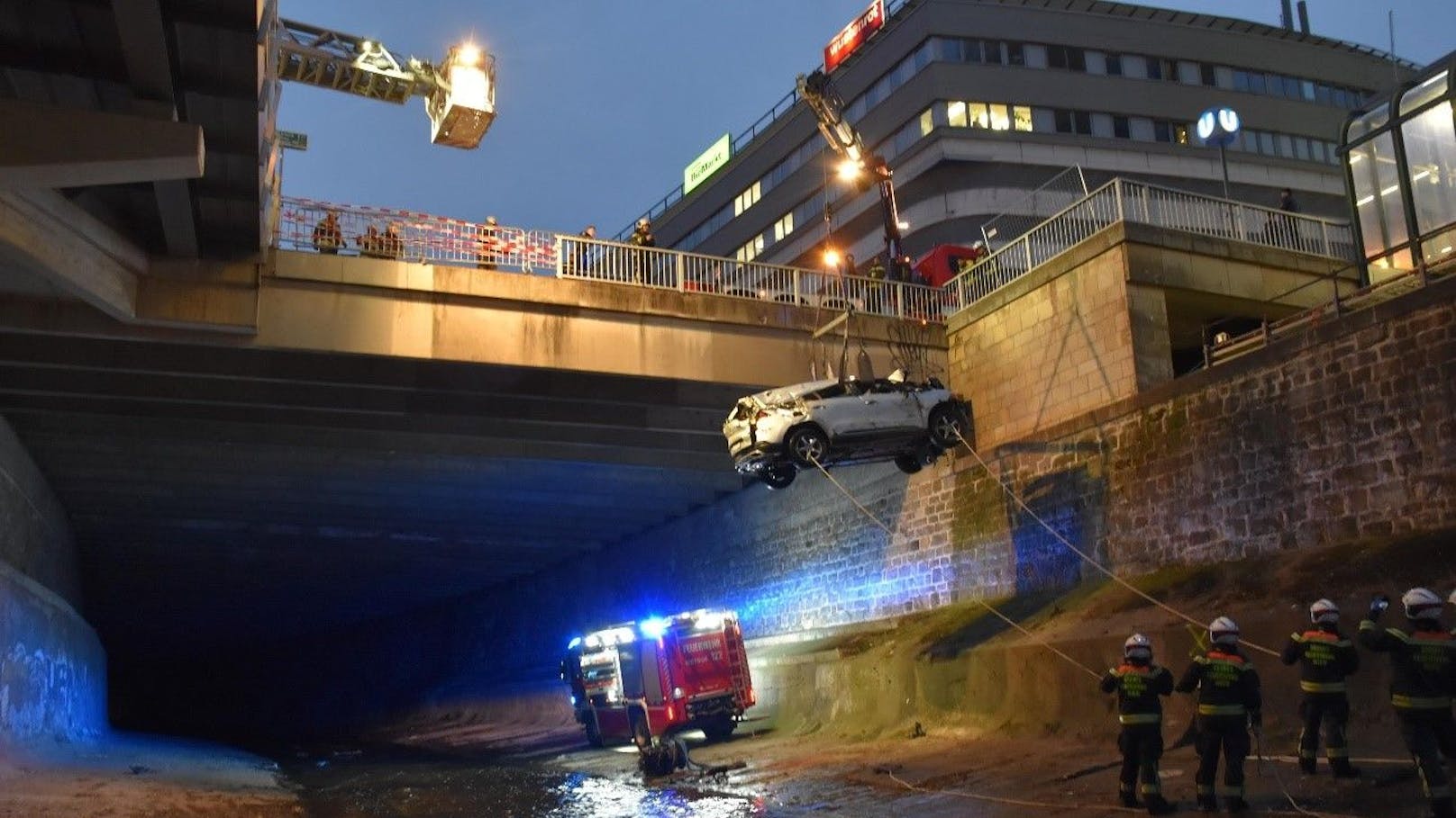 Auto stürzte in Wienfluss – Lenker war viel zu schnell