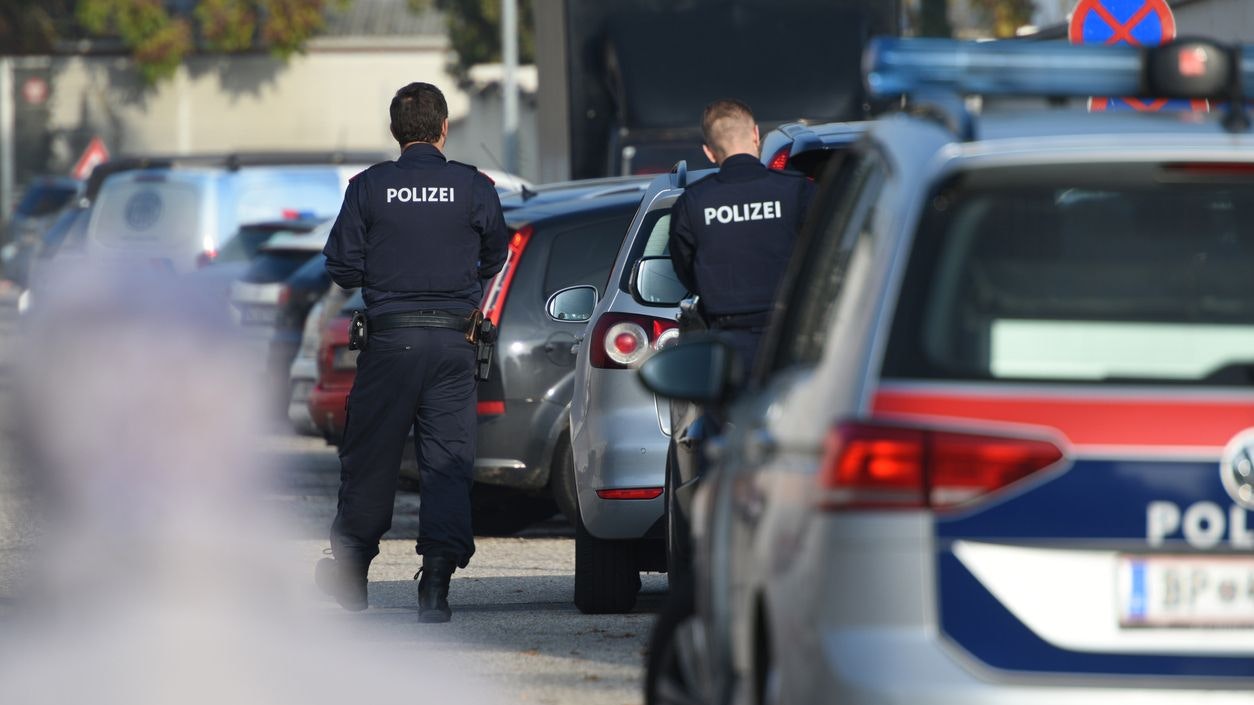 Die Beamten nahmen die Fahrzeuglenker genau unter die Lupe. Archivbild eines Polizeieinsatzes. 