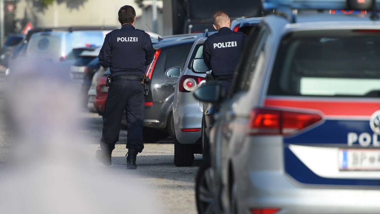 Die Beamten nahmen die Fahrzeuglenker genau unter die Lupe. Archivbild eines Polizeieinsatzes. 