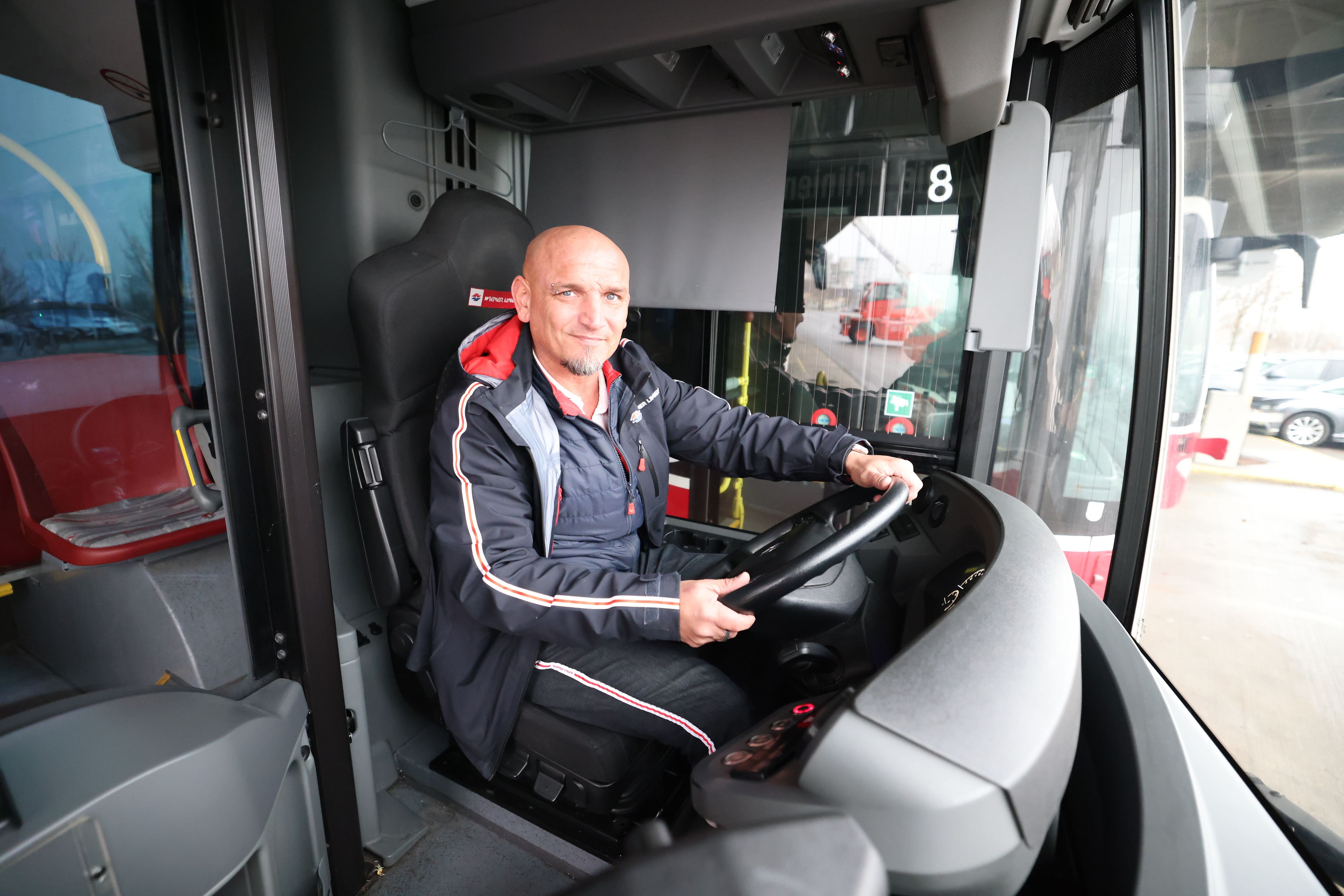 Einsteigen bitte: Martin Neumann (51) fährt sehr gerne nachts Bus. 