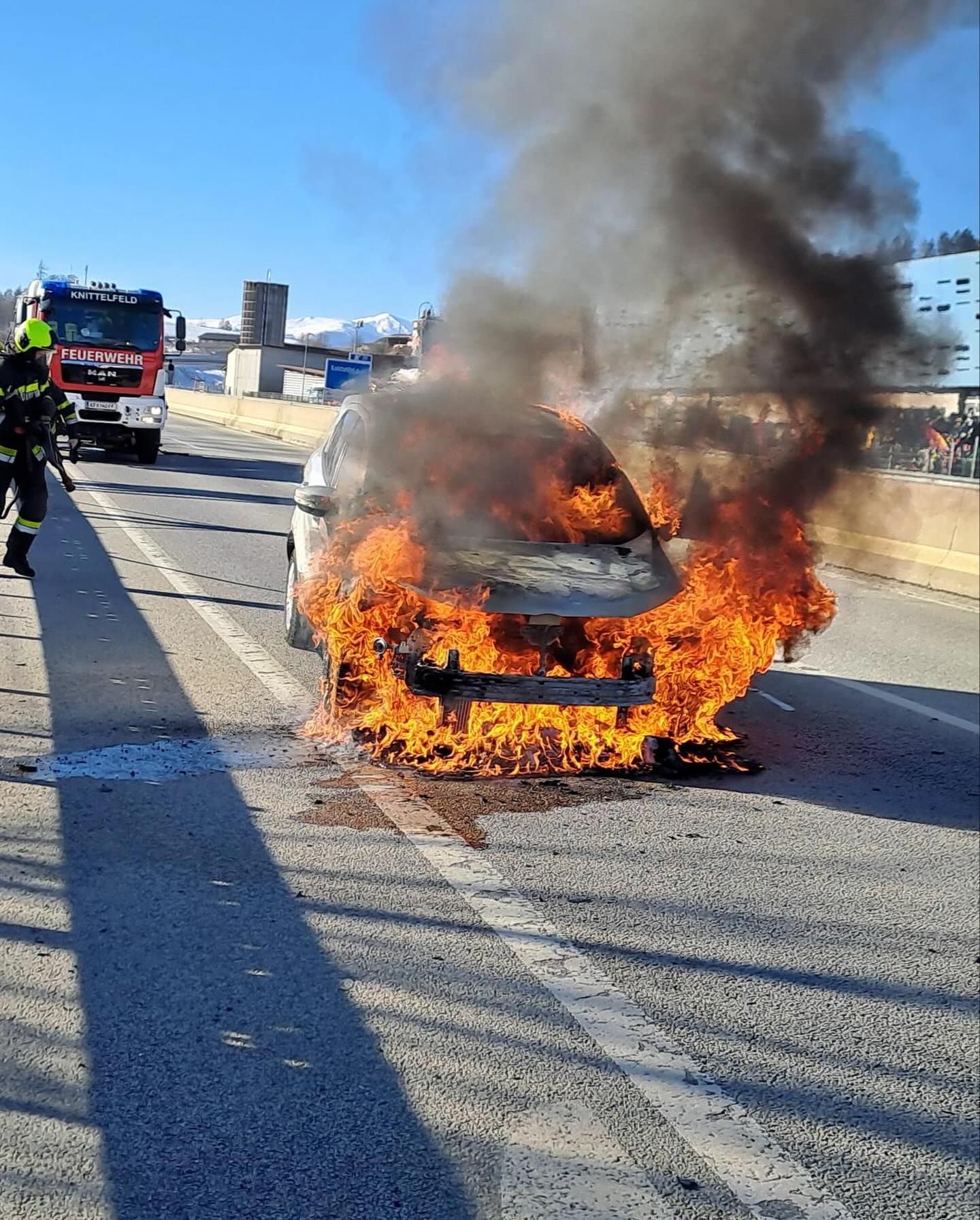Das Auto der Frau brannte vollständig aus.