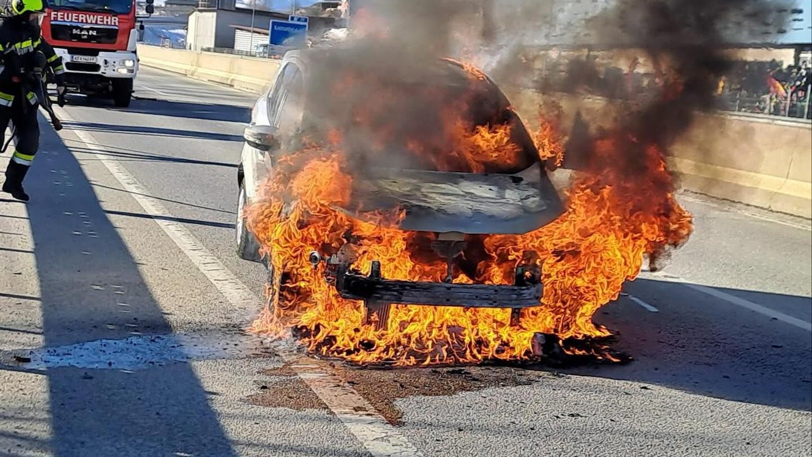Frau springt aus Auto – dann geht Pkw in Flammen auf