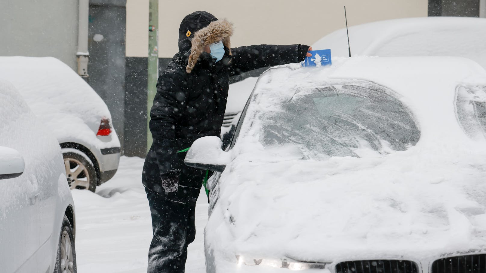 Extreme Kälte! Autos mit dickem Eispanzer überzogen