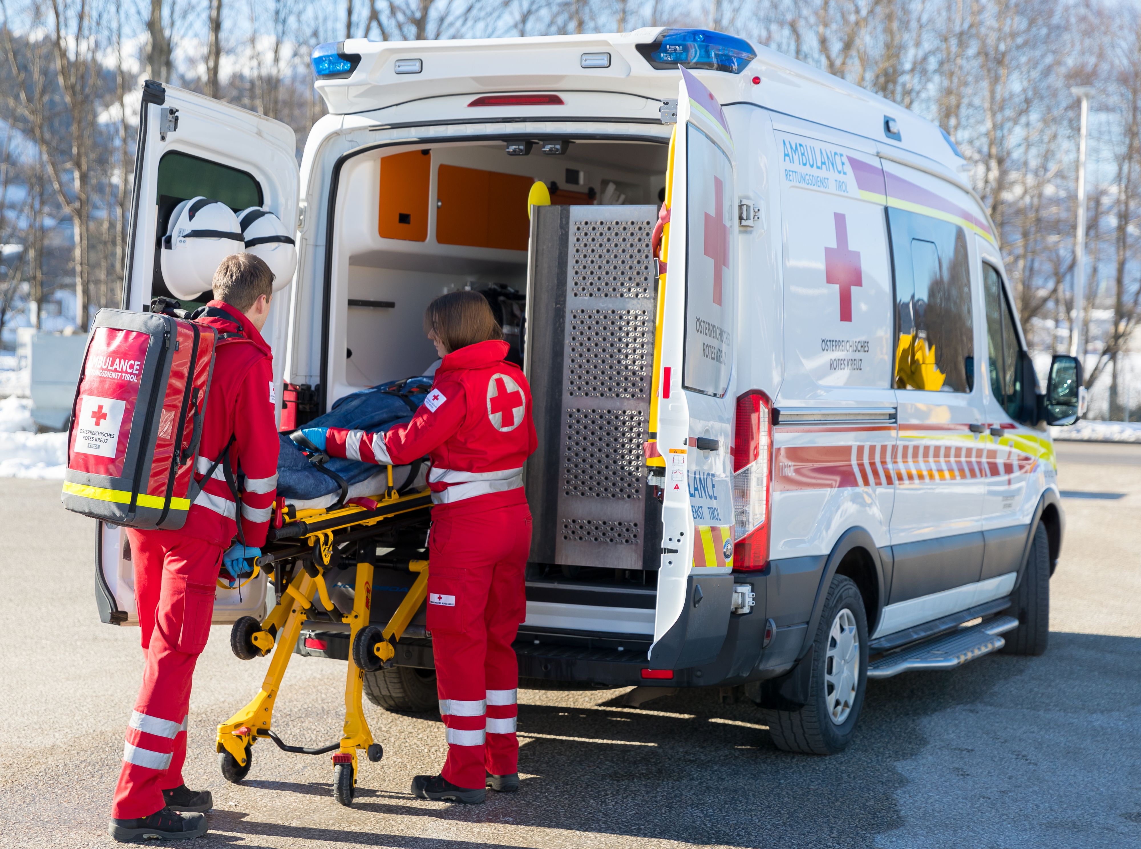 Der Mann wurde von der Rettung ins Krankenhaus Dornbirn gebracht. (Symbolbild)