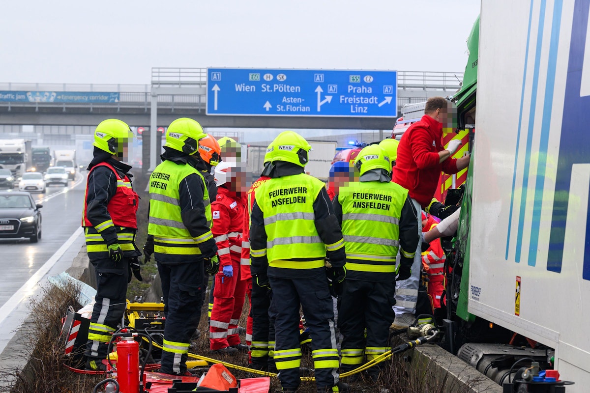 Auf der Westautobahn ist es am Donnerstag zu einem schweren Unfall gekommen.
