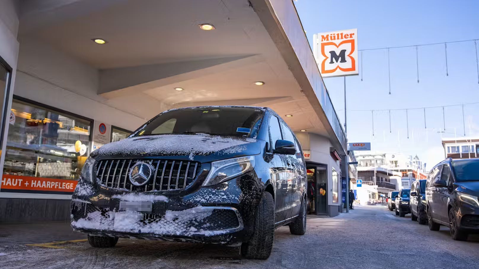 Nun stehen die Autos überall kreuz und quer, berichten die Fahrer.