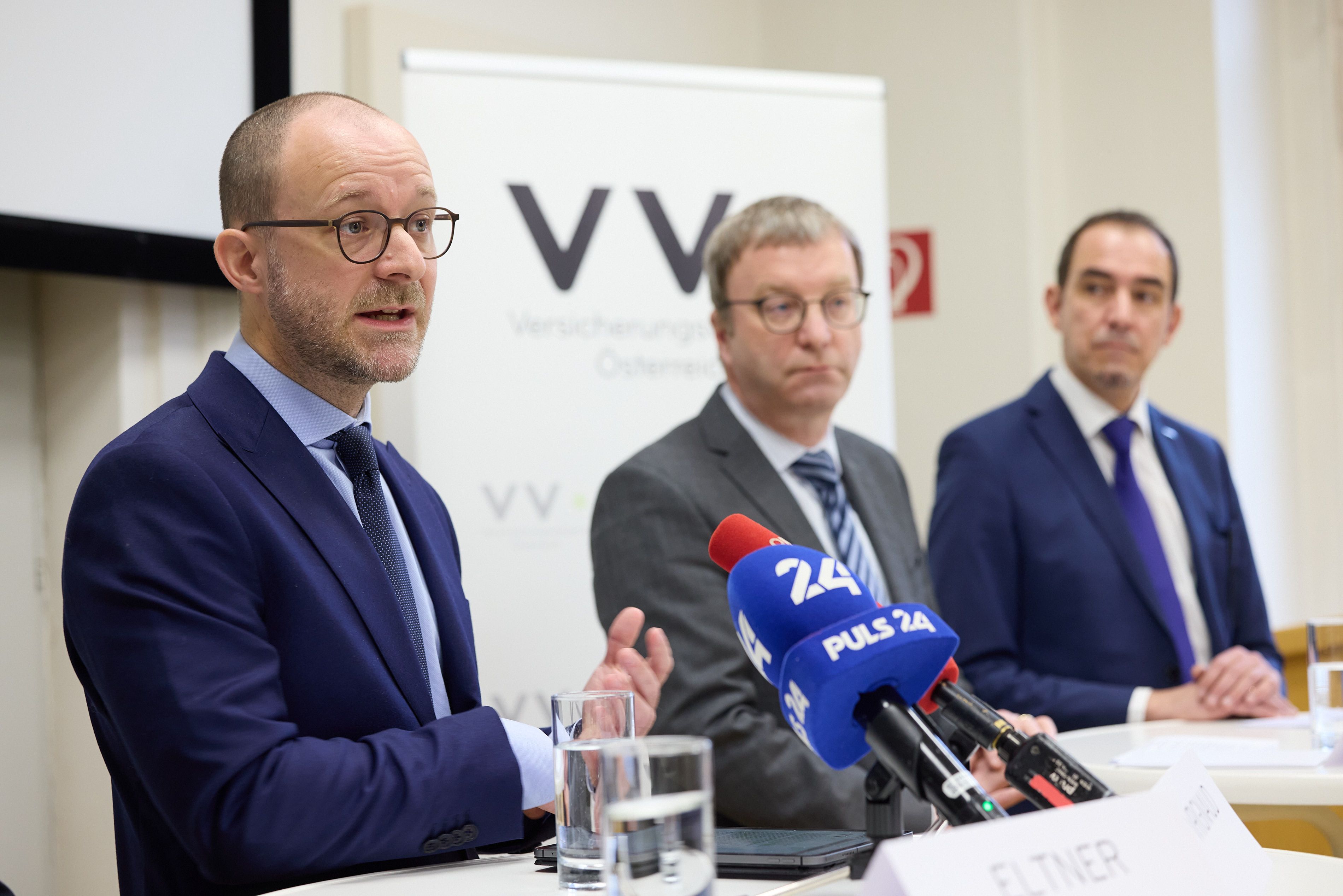 Rémi Vrignaud, Präsident des österreichischen Versicherungsverbandes, Andreas Schaffhauser, wissenschaftlicher Generaldirektor GeoSphere Austria und Christian Schimanofsky, KFV-Direktor, rechnen mit weiteren Schadenszunahmen durch Extremwetter.
