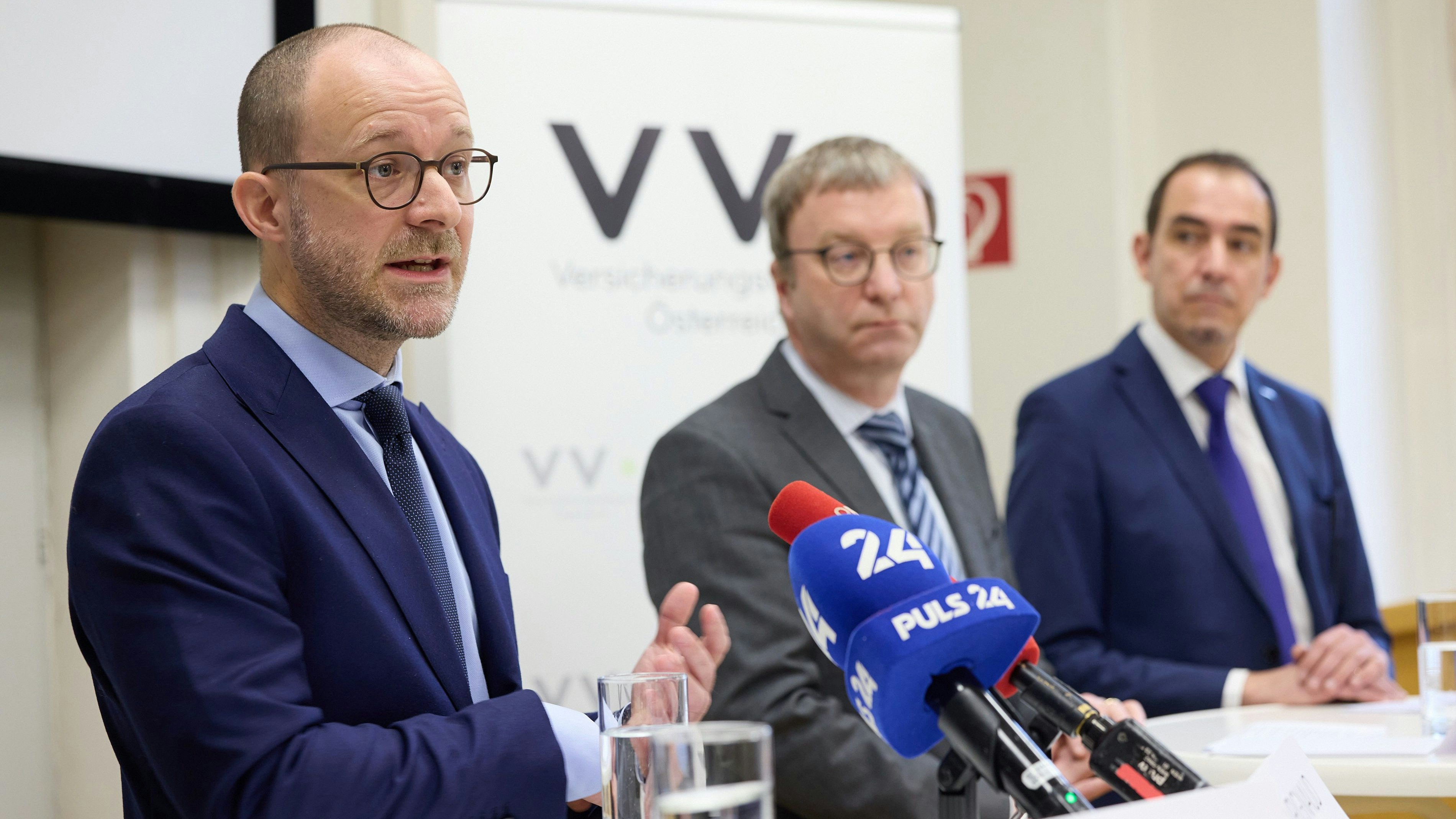 Rémi Vrignaud, Präsident des österreichischen Versicherungsverbandes, Andreas Schaffhauser, wissenschaftlicher Generaldirektor GeoSphere Austria und Christian Schimanofsky, KFV-Direktor, rechnen mit weiteren Schadenszunahmen durch Extremwetter.