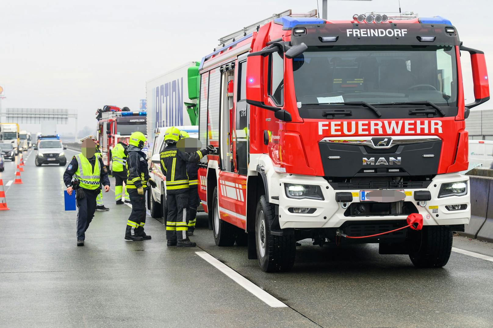 Auf der Westautobahn ist es am Donnerstag zu einem schweren Unfall gekommen.