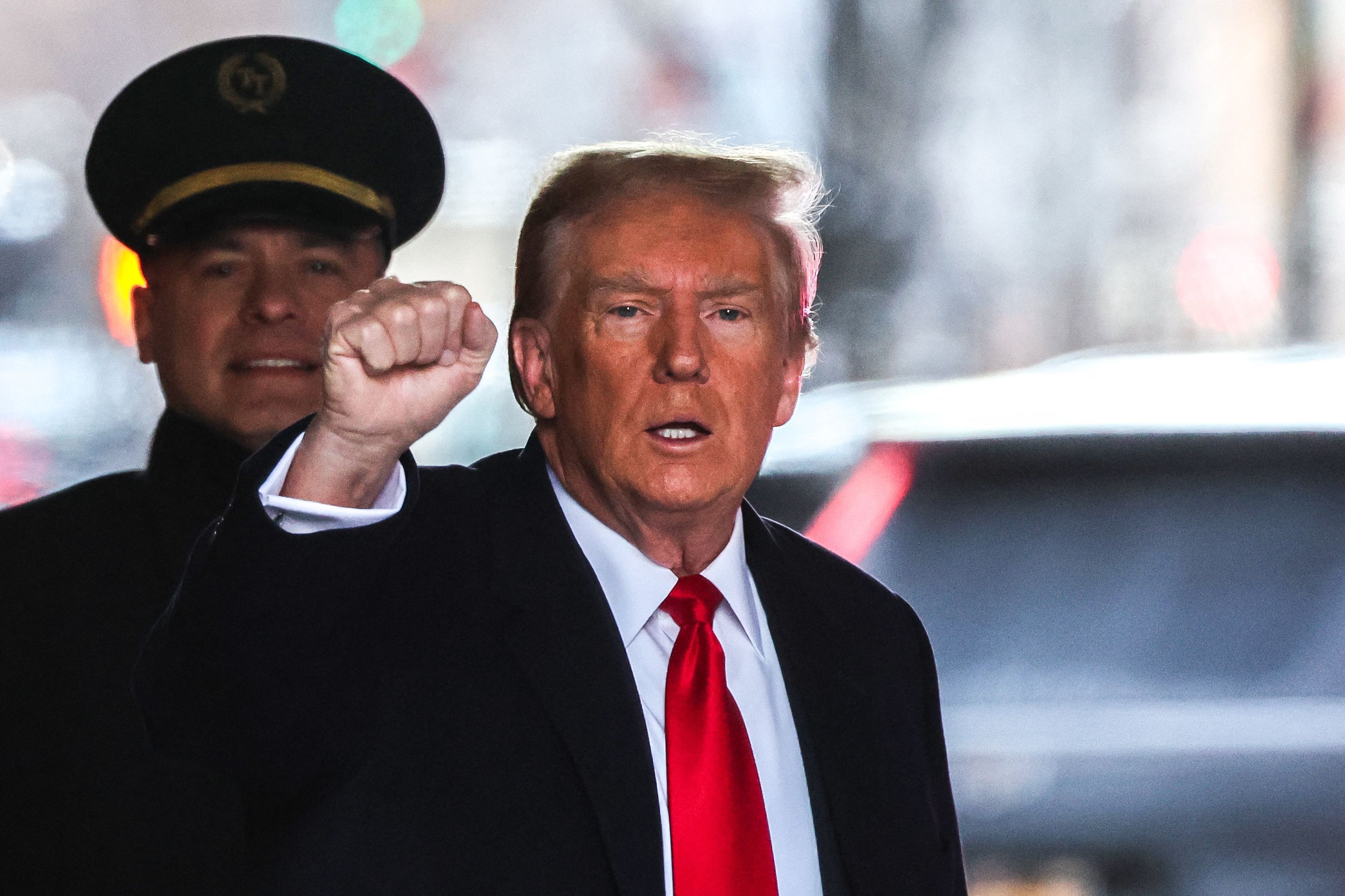 Der ehemalige US-Präsident verlässt den Trump Tower in New York City am Mittwoch, um zum Bundesgericht in Manhattan zu fahren, wo der zweite Verleumdungsprozess gegen ihn stattfindet.