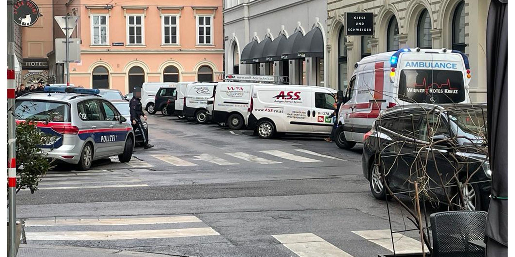 Sanitäter der Berufsrettung Wien brachten die beteiligten Personen in ein Krankenhaus.