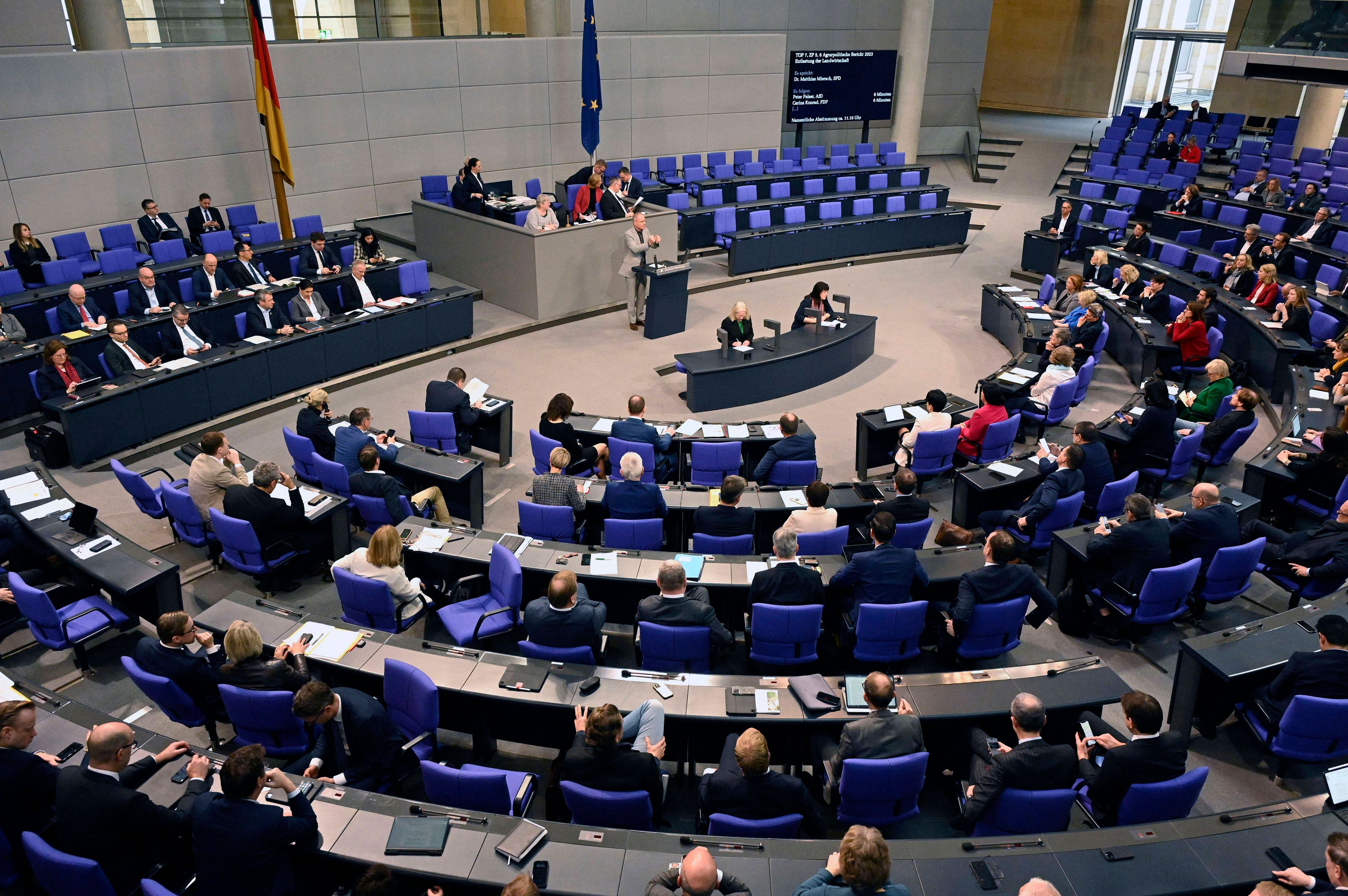 Der deutsche Bundestag hat beschlossen, dass abgelehnte Asylwerber künftig schneller abgeschoben werden sollen. 