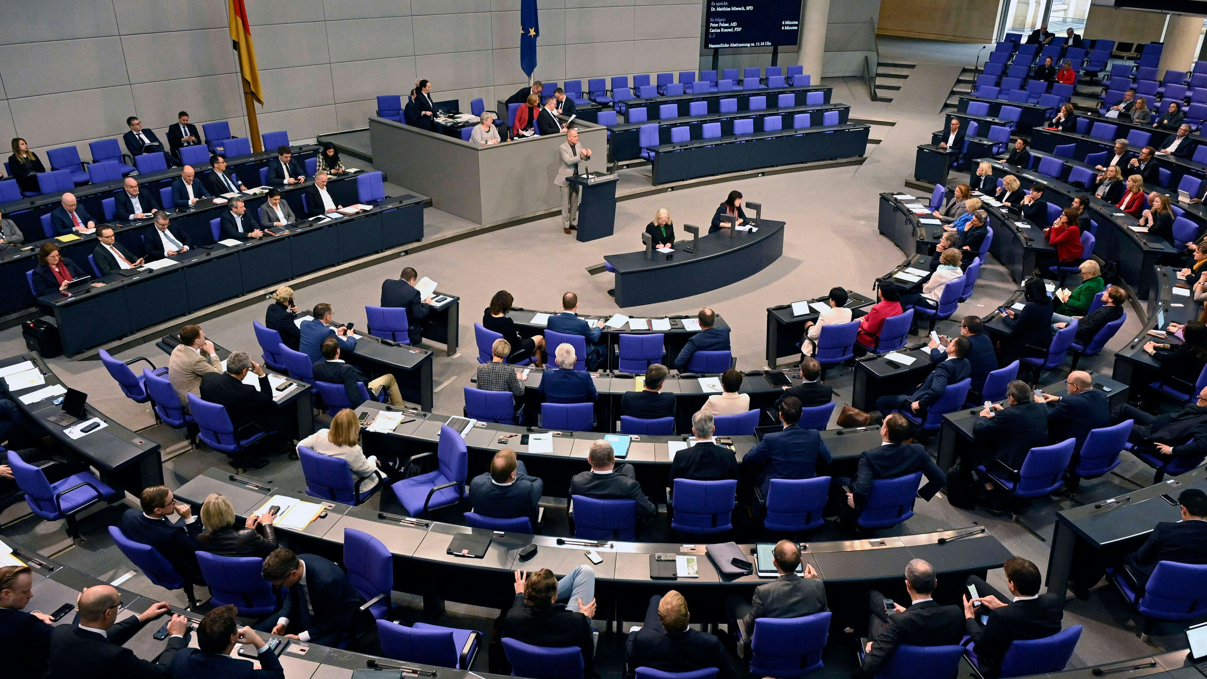 Der deutsche Bundestag hat beschlossen, dass abgelehnte Asylwerber künftig schneller abgeschoben werden sollen. 