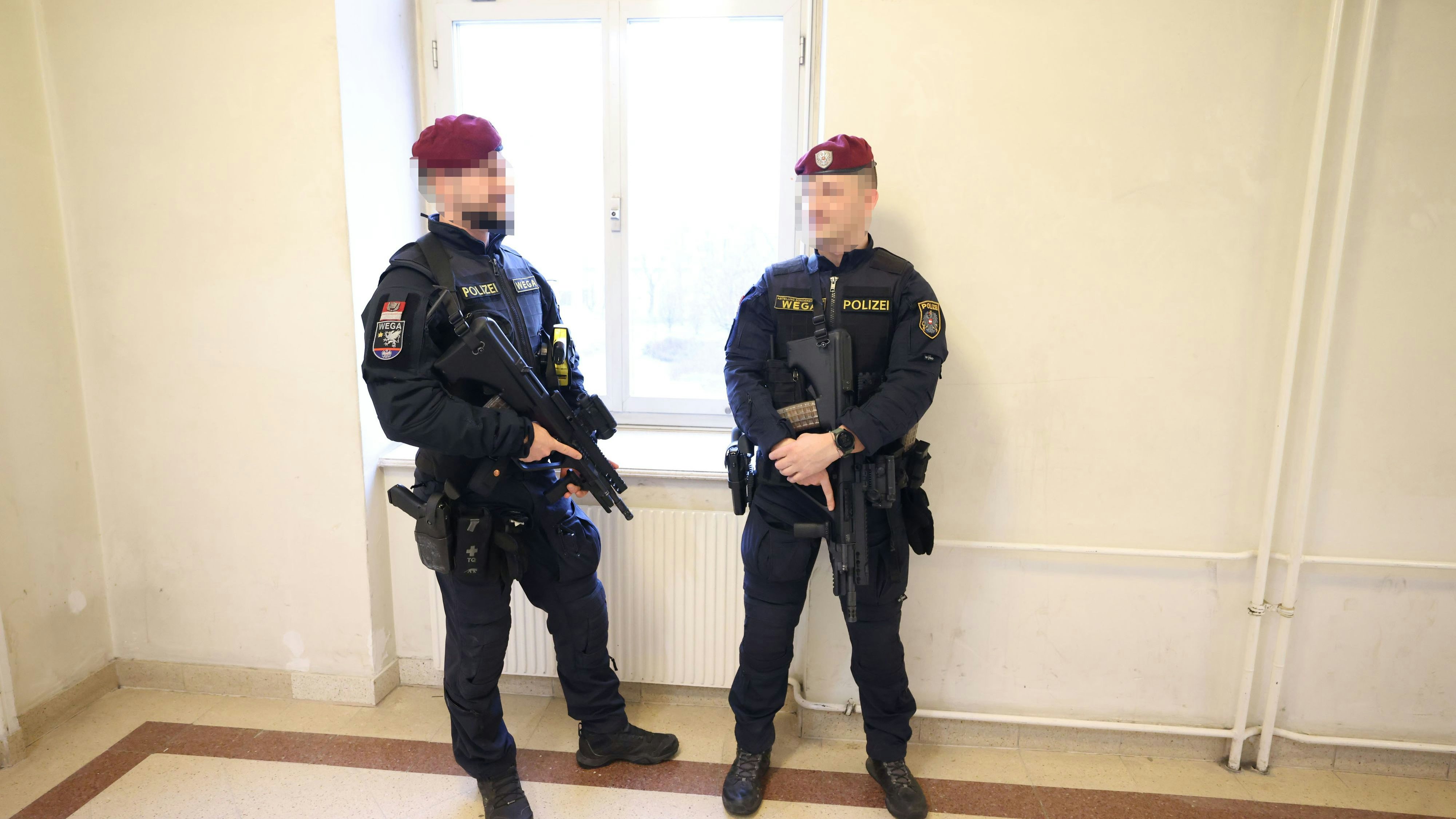 Auch vor dem Verhandlungssaal, wo man auf den Angeklagten wartete, wurden Sicherheitskräfte positioniert.